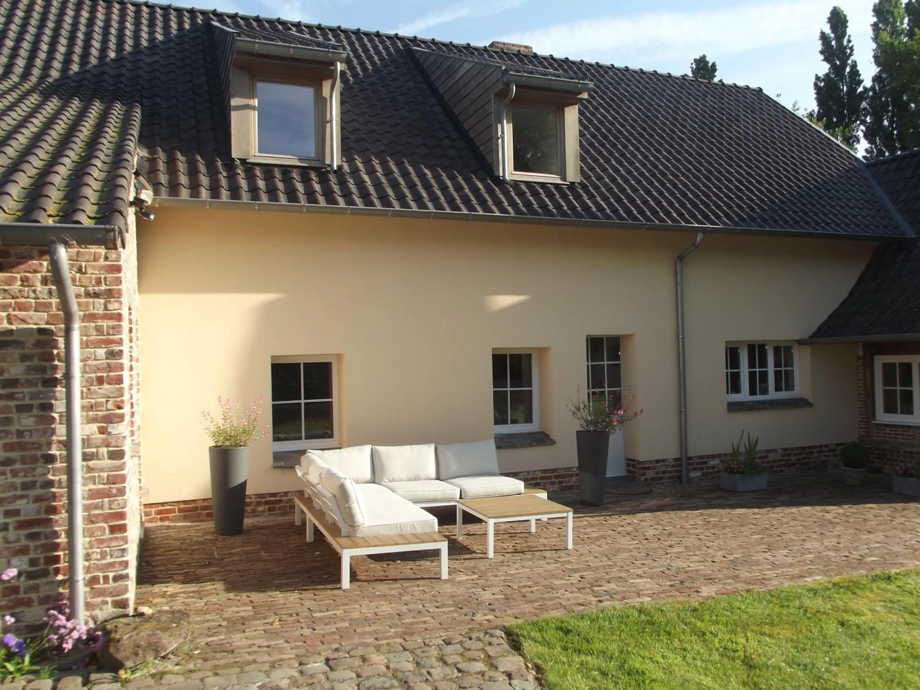 Facade/entrance in Au Bonheur Frontalier