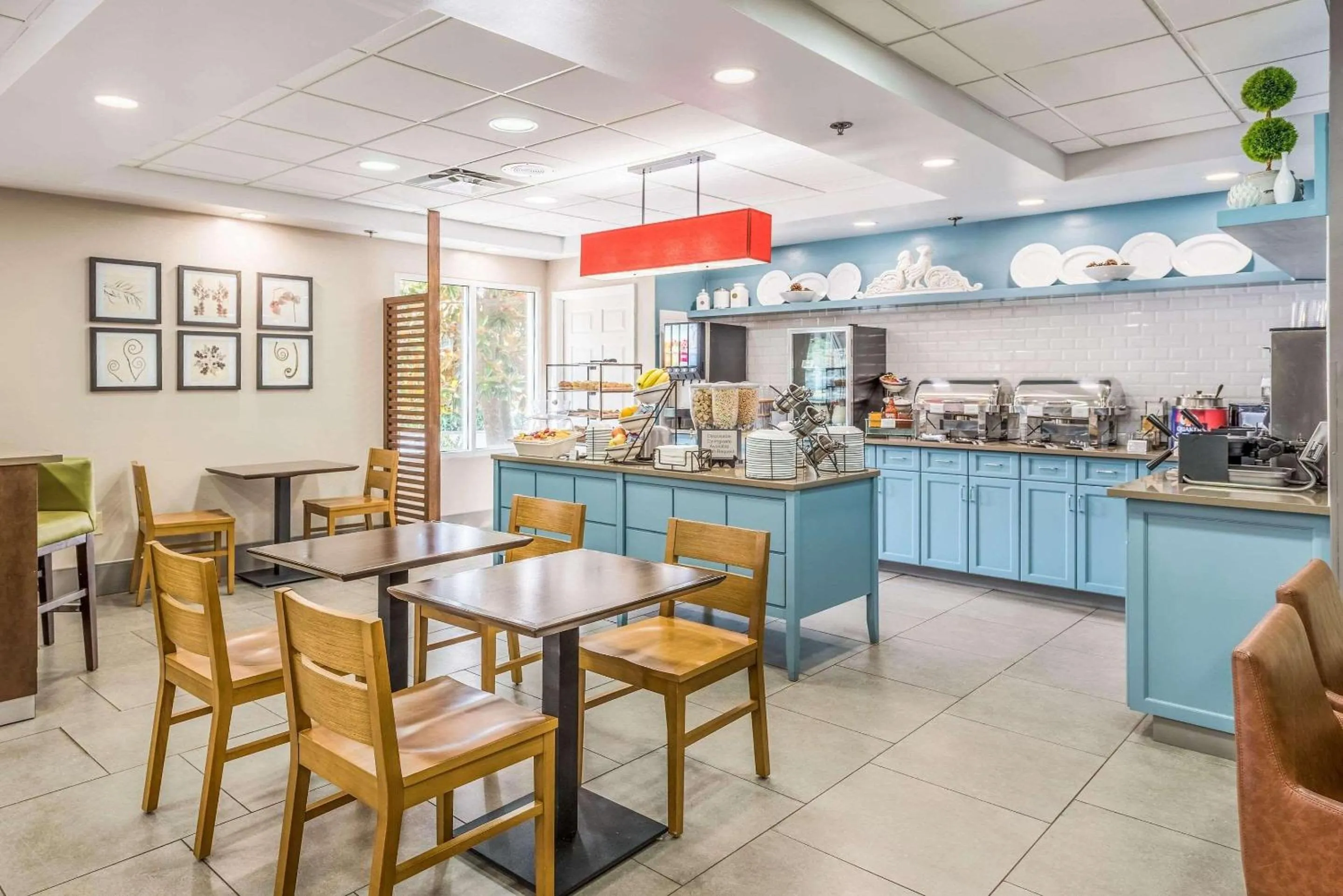 Breakfast in Country Inn & Suites by Radisson, Cookeville, TN