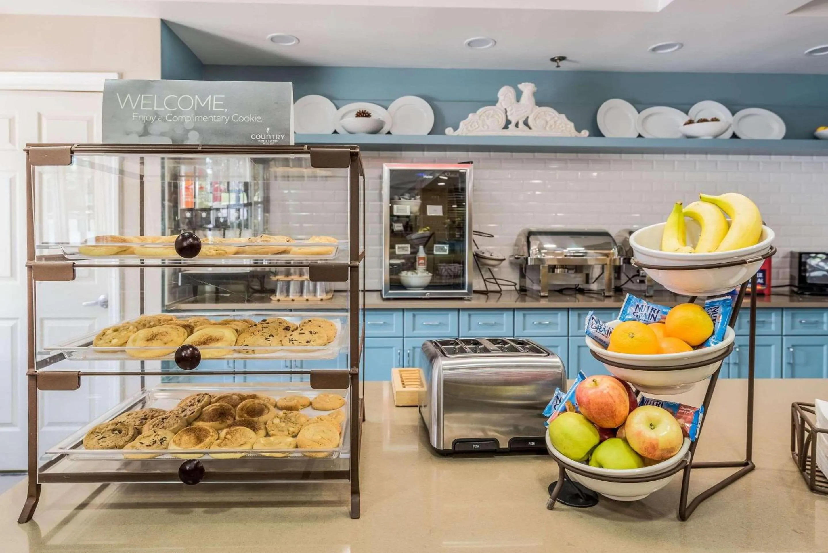 Breakfast in Country Inn & Suites by Radisson, Cookeville, TN