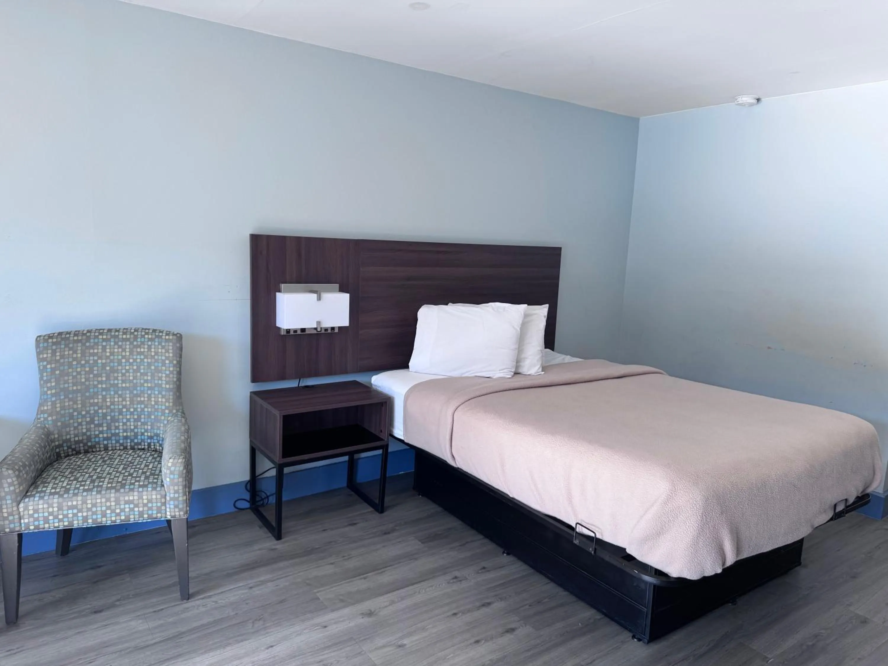 Bed in Florence Inn and Suites