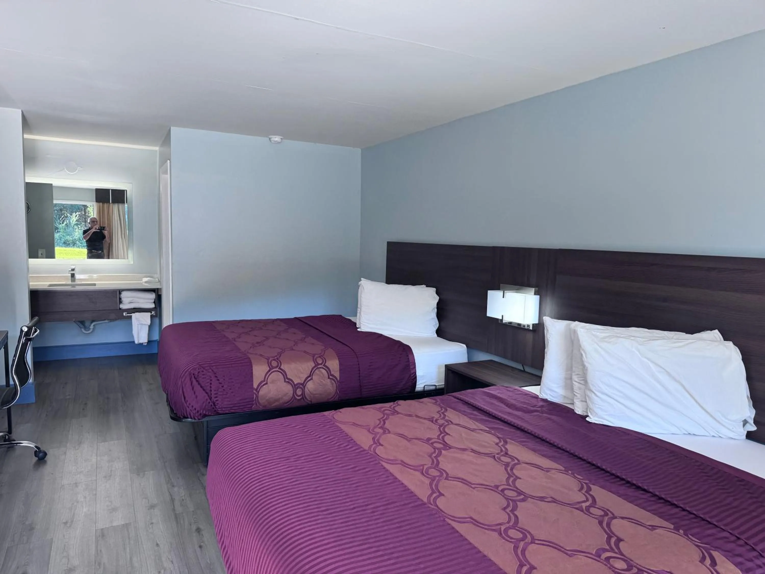 Photo of the whole room, Bed in Florence Inn and Suites