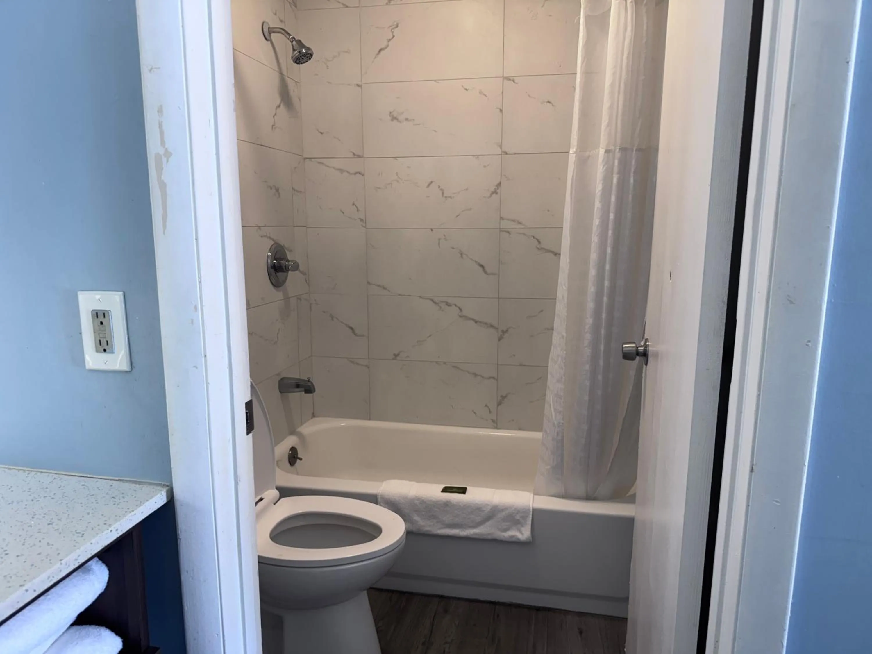 Bath in Florence Inn and Suites