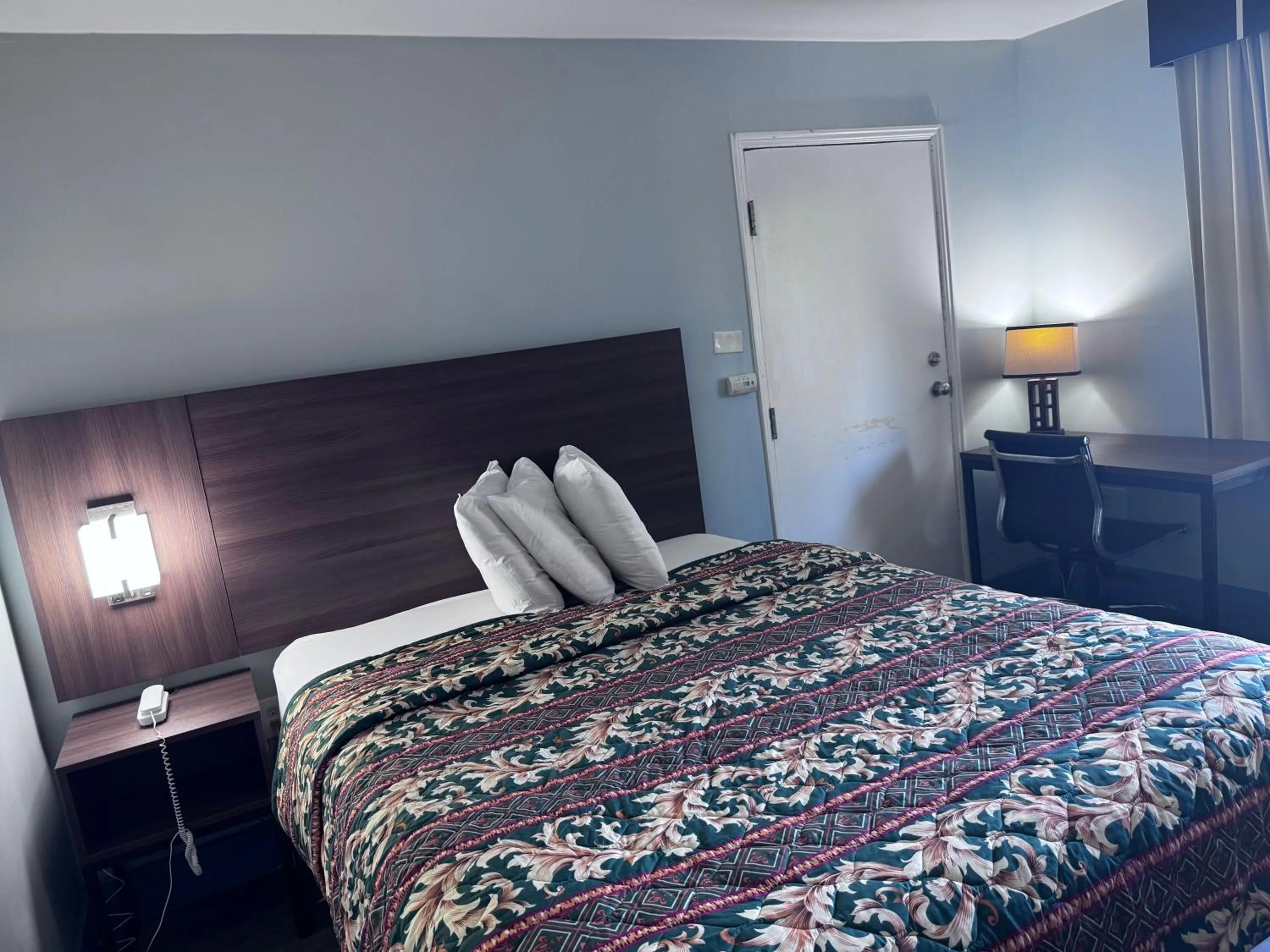 Photo of the whole room, Bed in Florence Inn and Suites