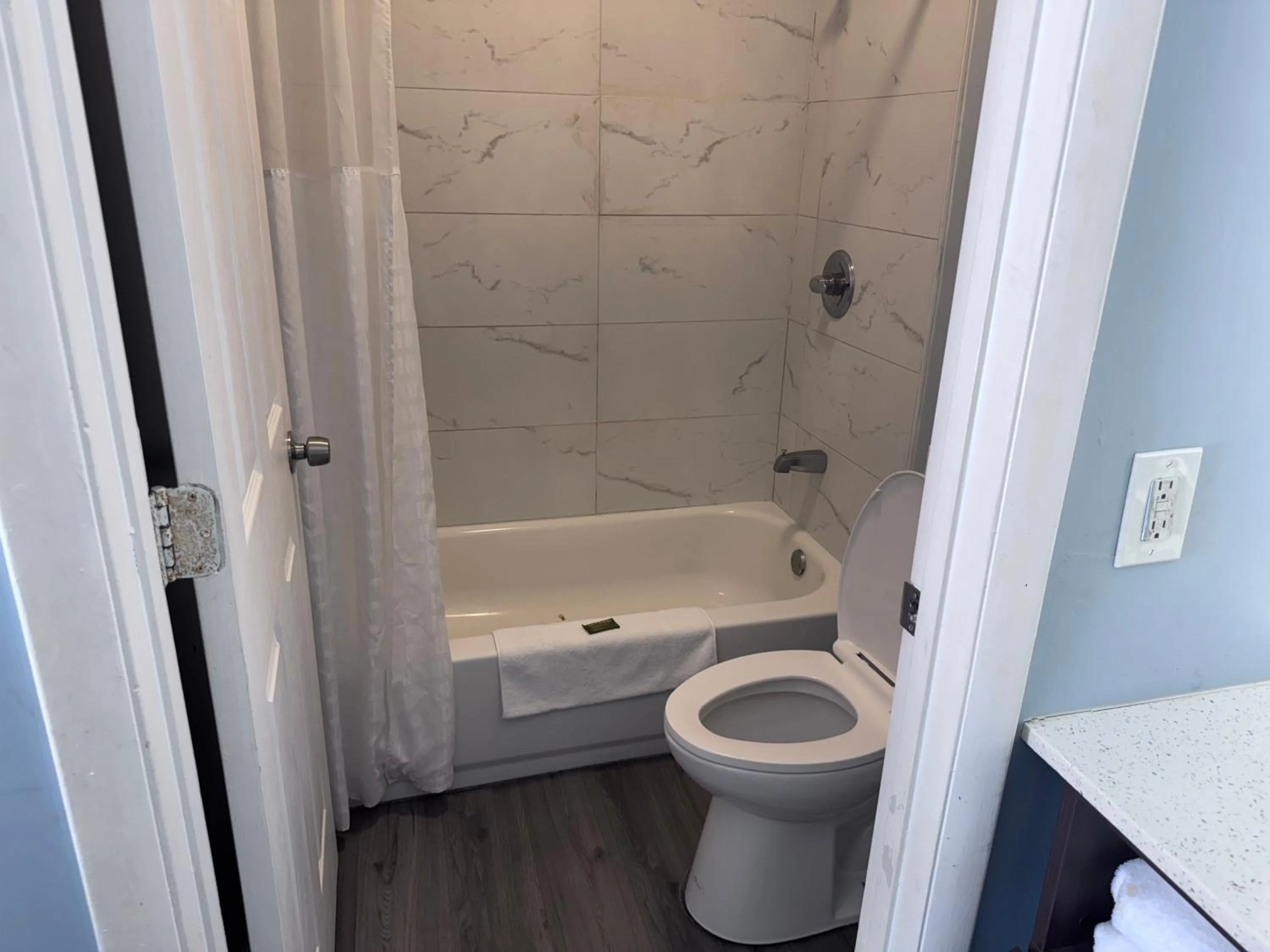 Bath in Florence Inn and Suites