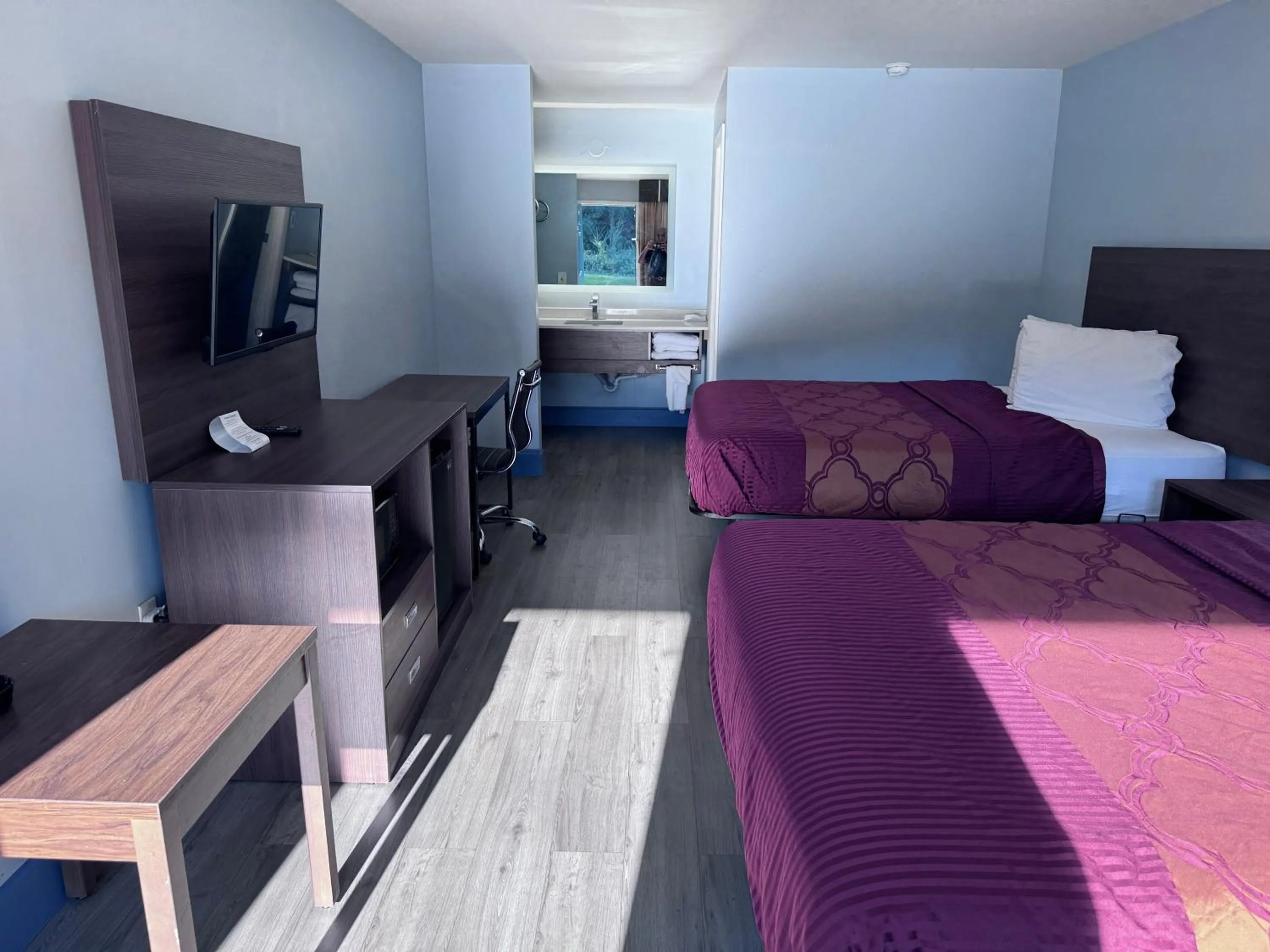 Photo of the whole room, Bed in Florence Inn and Suites