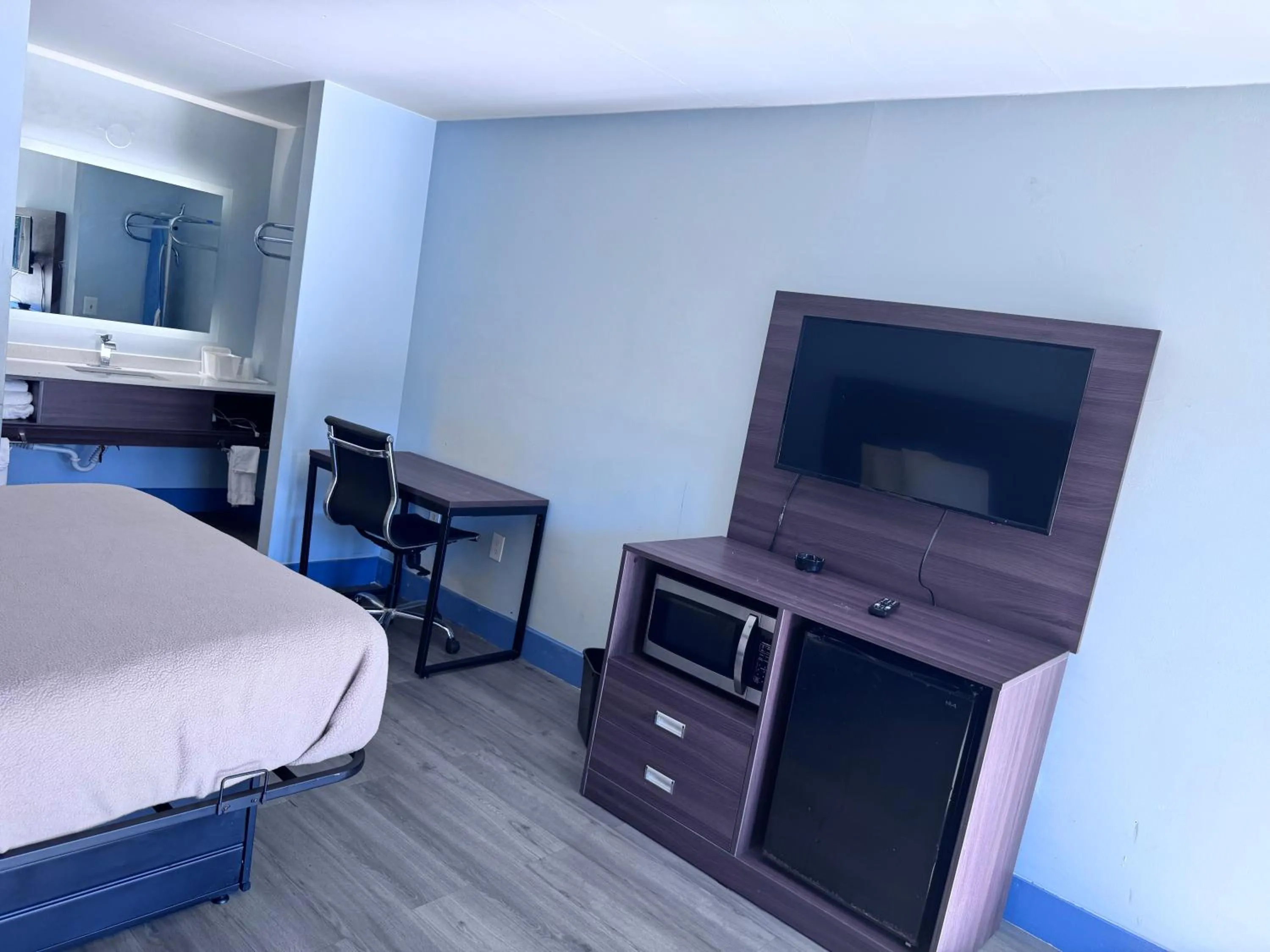 Photo of the whole room, Bed in Florence Inn and Suites