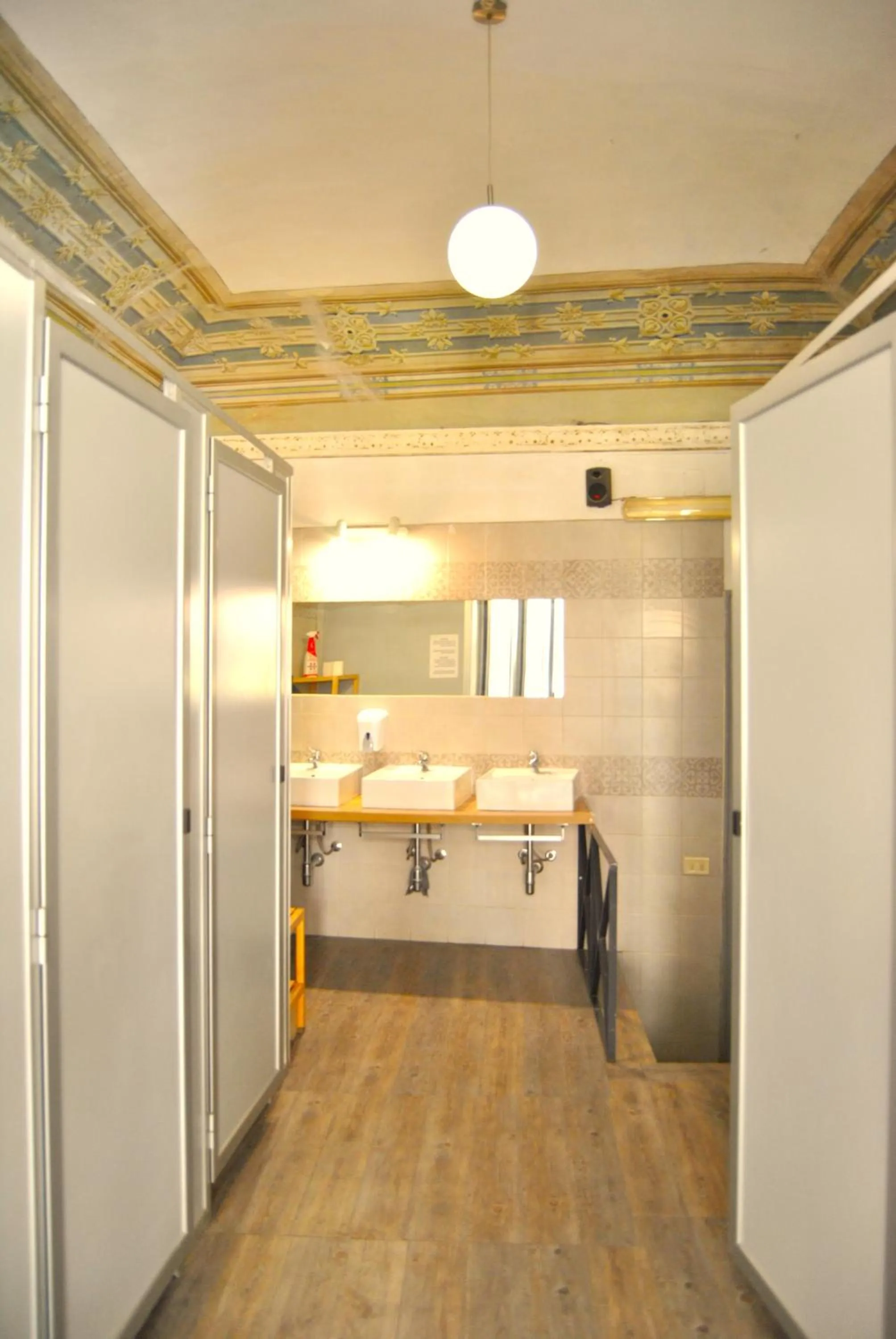 Shower in Balarm - Hostel and Bar
