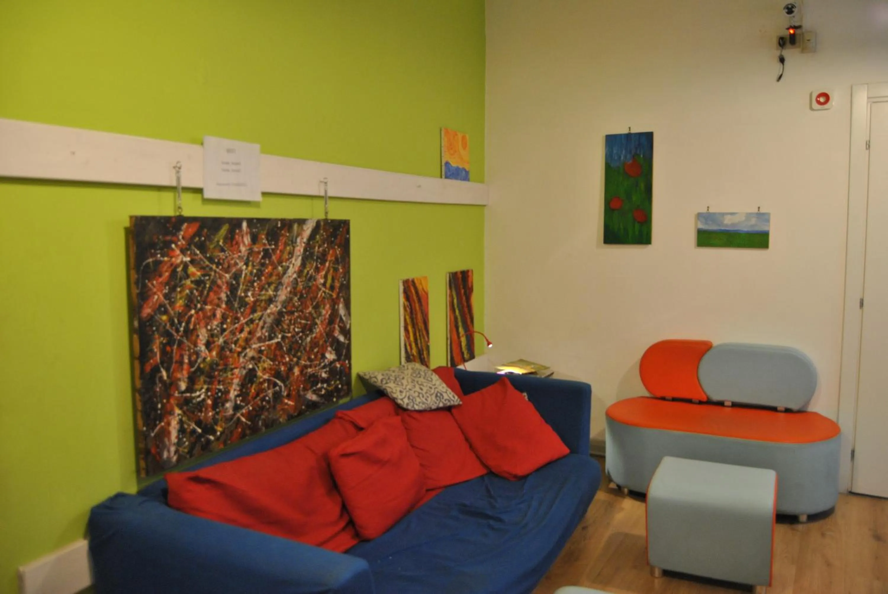 Communal lounge/ TV room in Balarm - Hostel and Bar