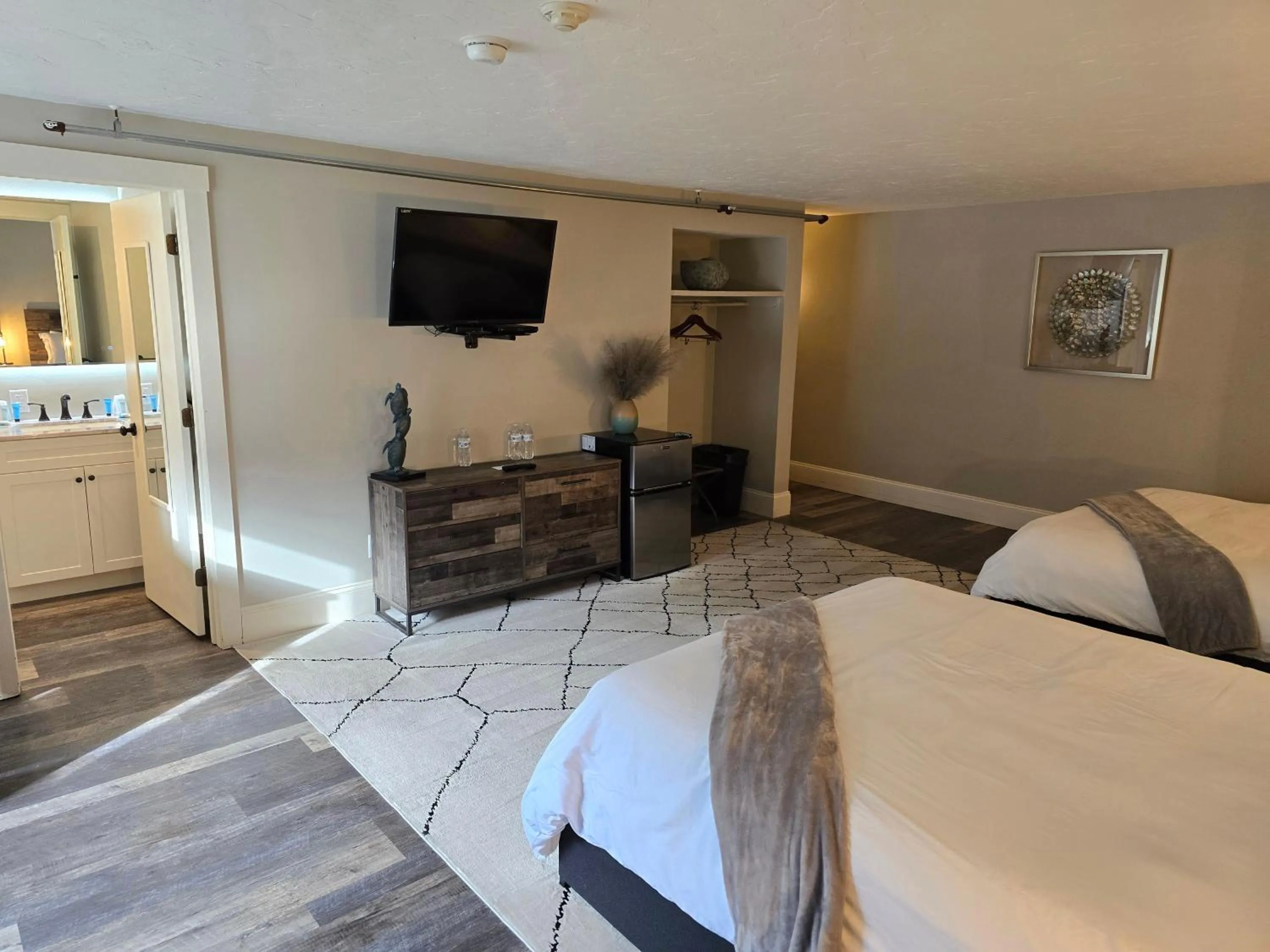 TV and multimedia, Bed in Gunstock Inn & Suites