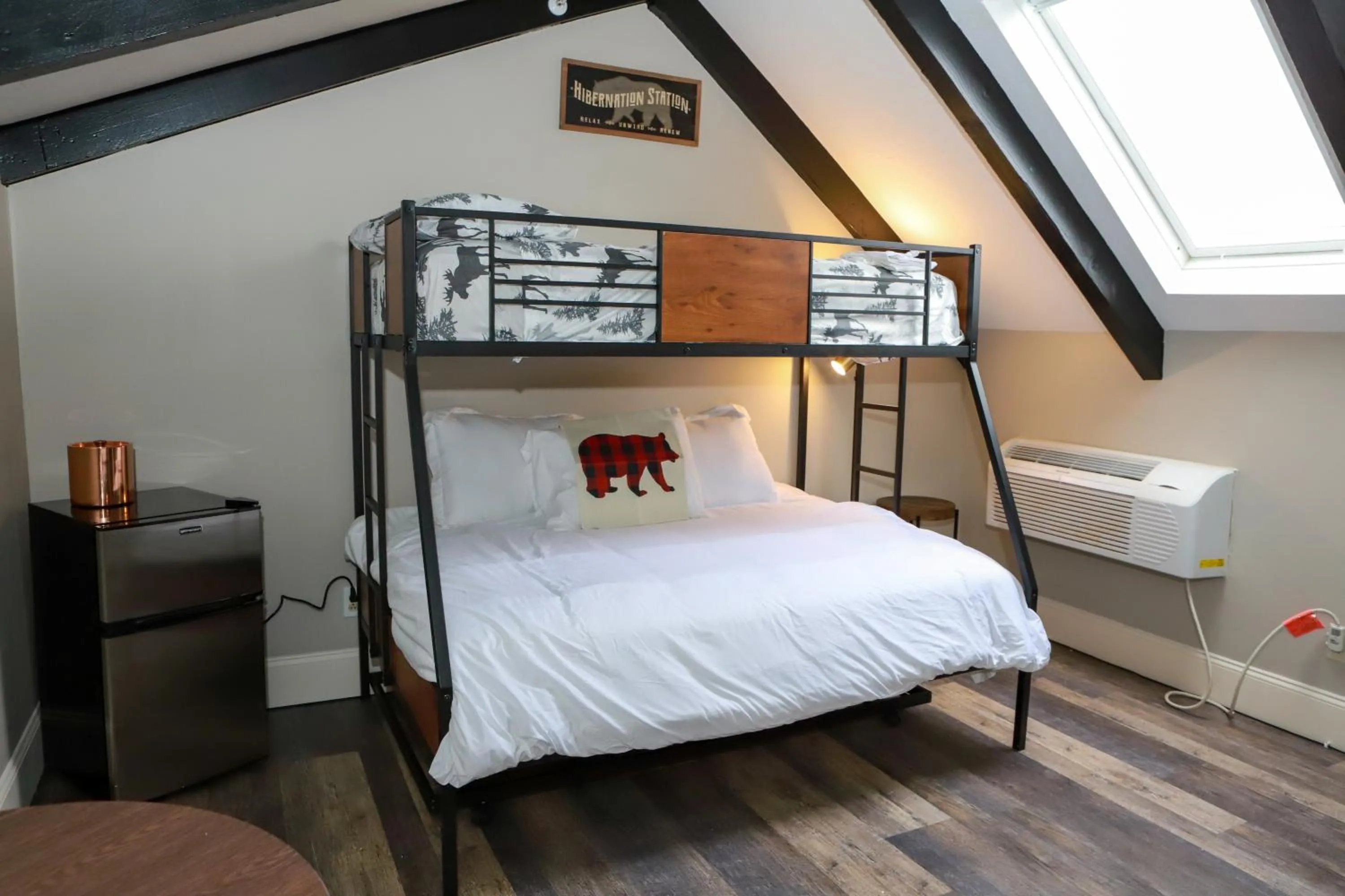 bunk bed, Bed in Gunstock Inn & Suites