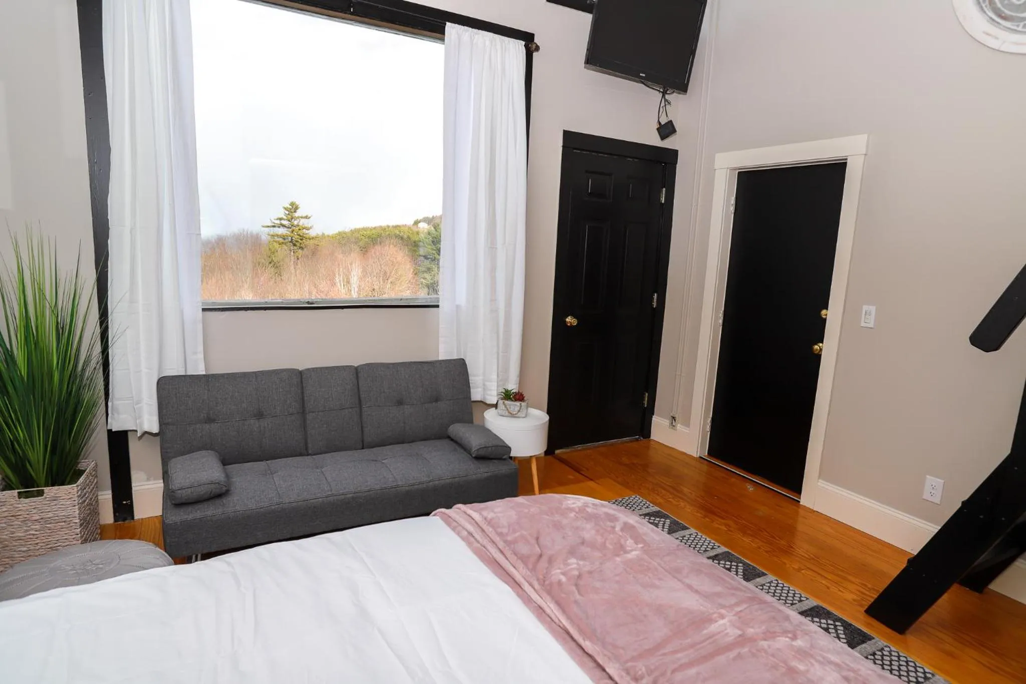Seating area, Bed in Gunstock Inn & Suites