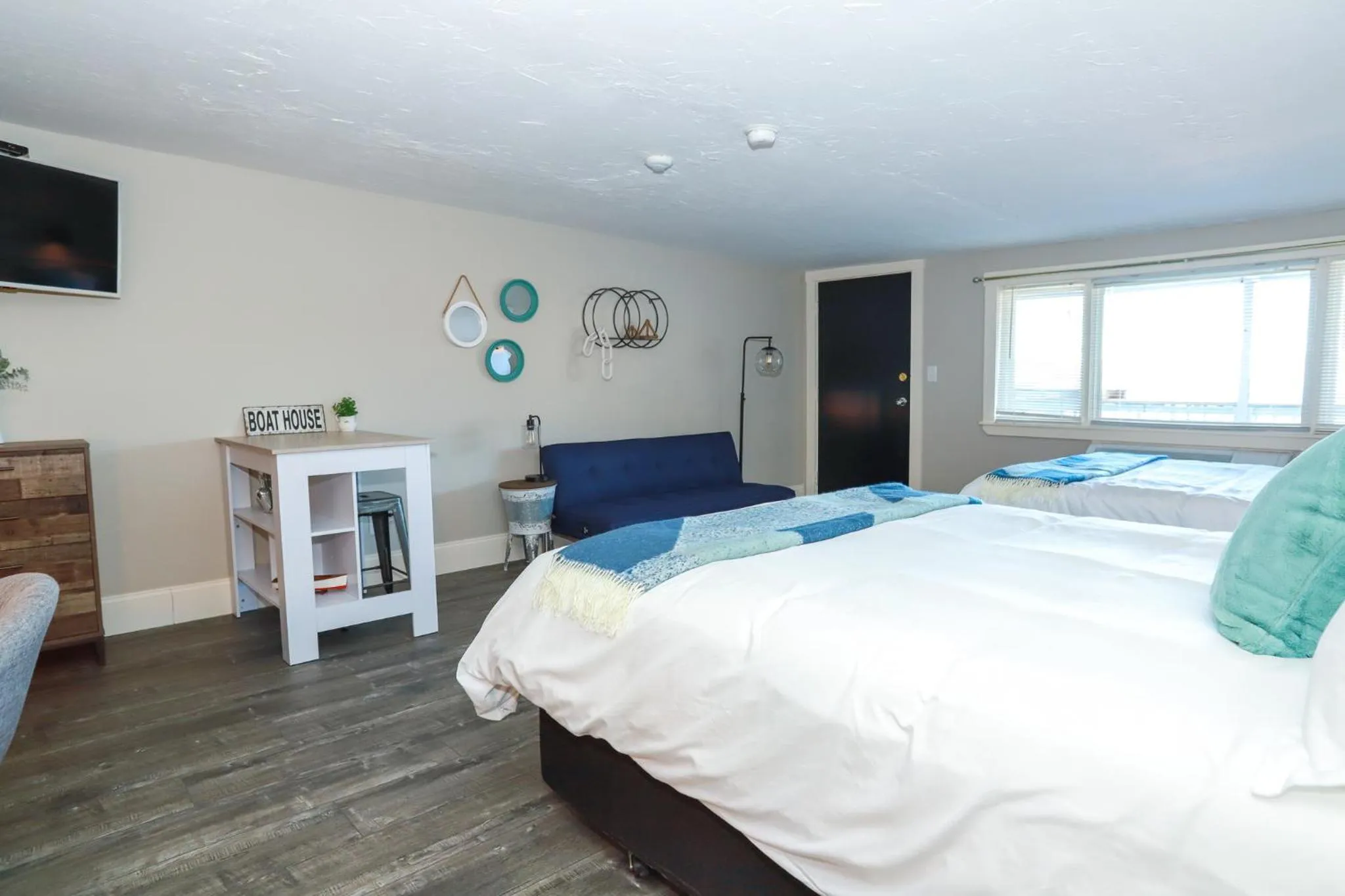 Photo of the whole room, Bed in Gunstock Inn & Suites