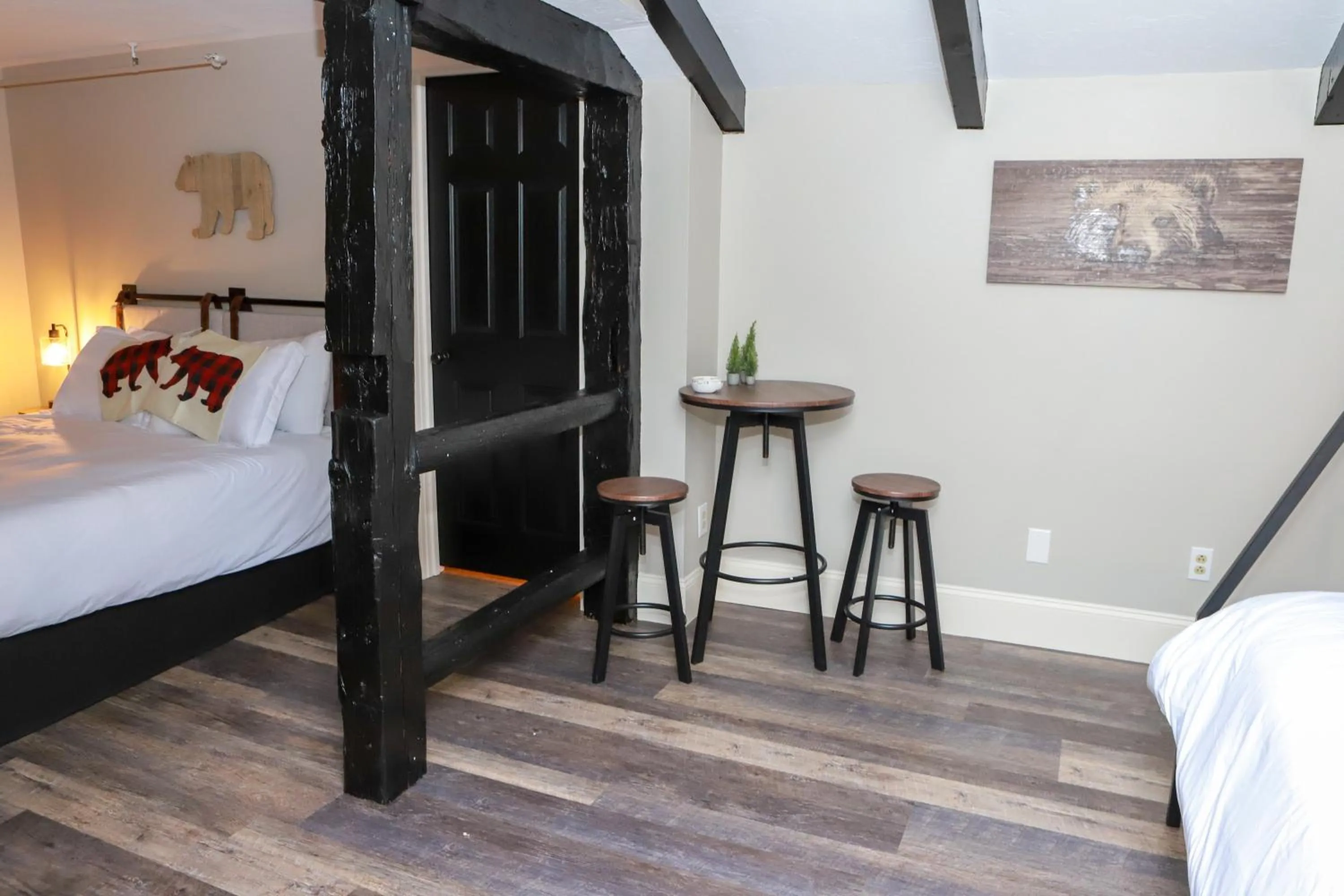 Seating area, Bed in Gunstock Inn & Suites