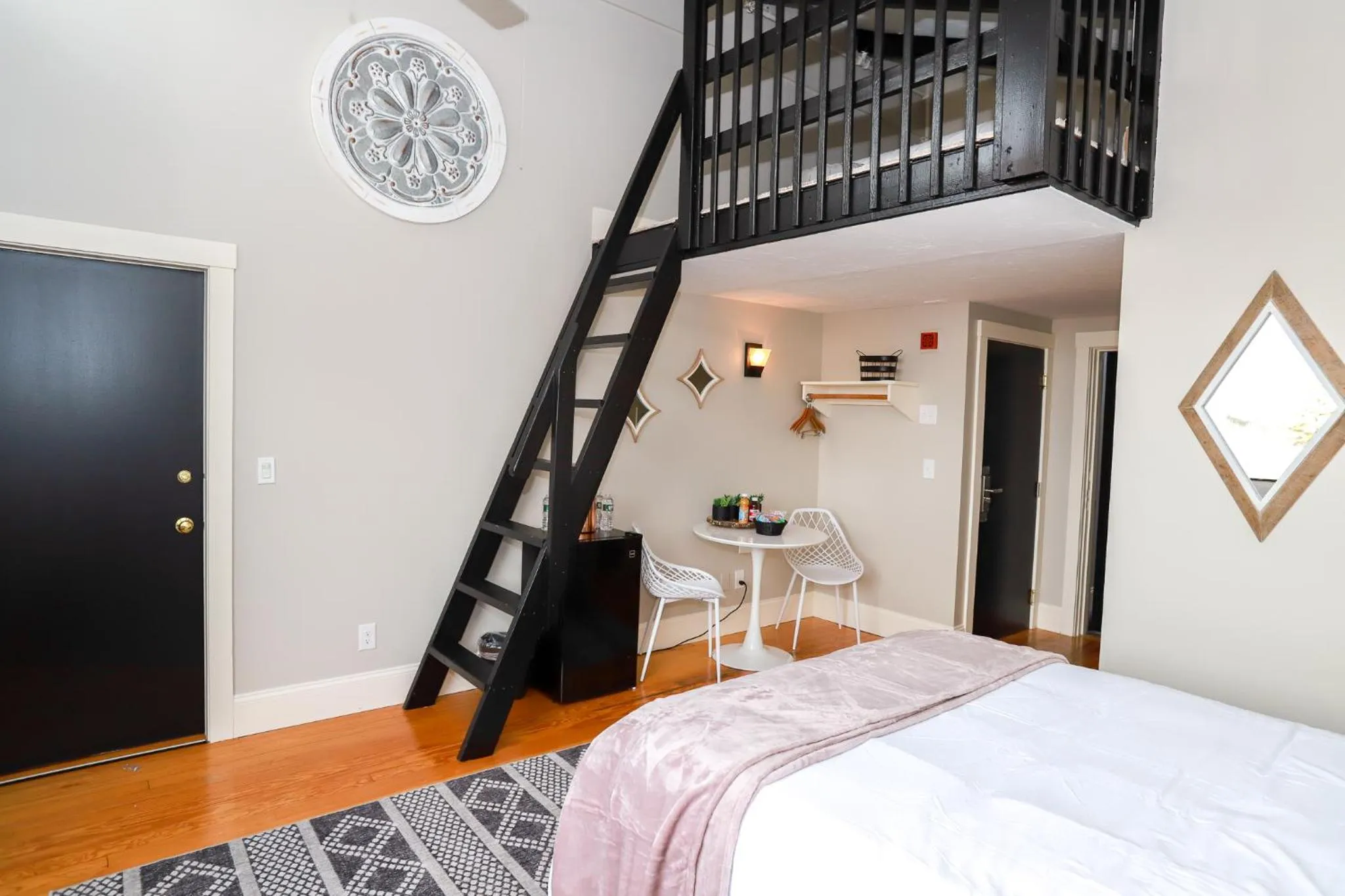 Seating area, Bed in Gunstock Inn & Suites