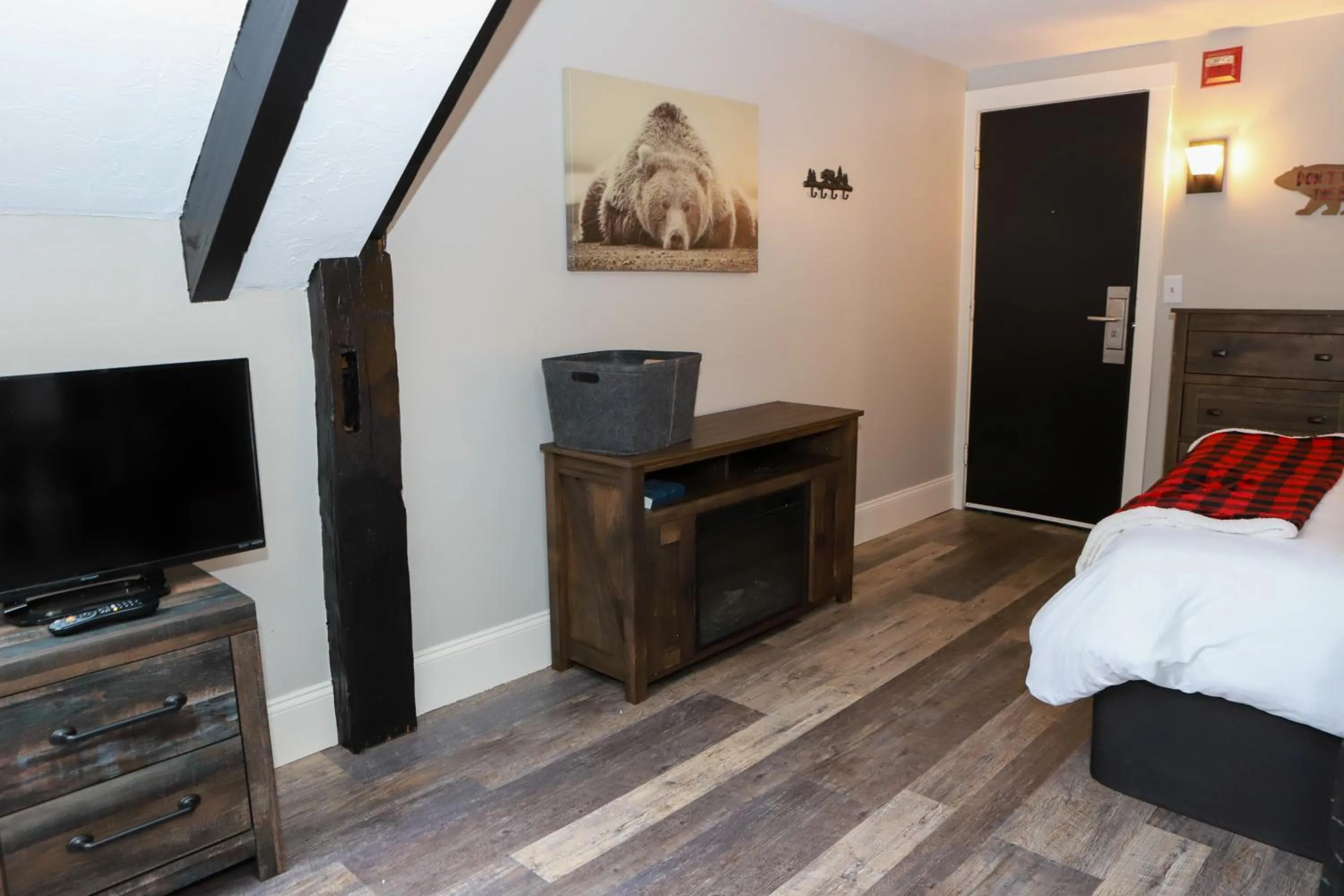 TV and multimedia in Gunstock Inn & Suites