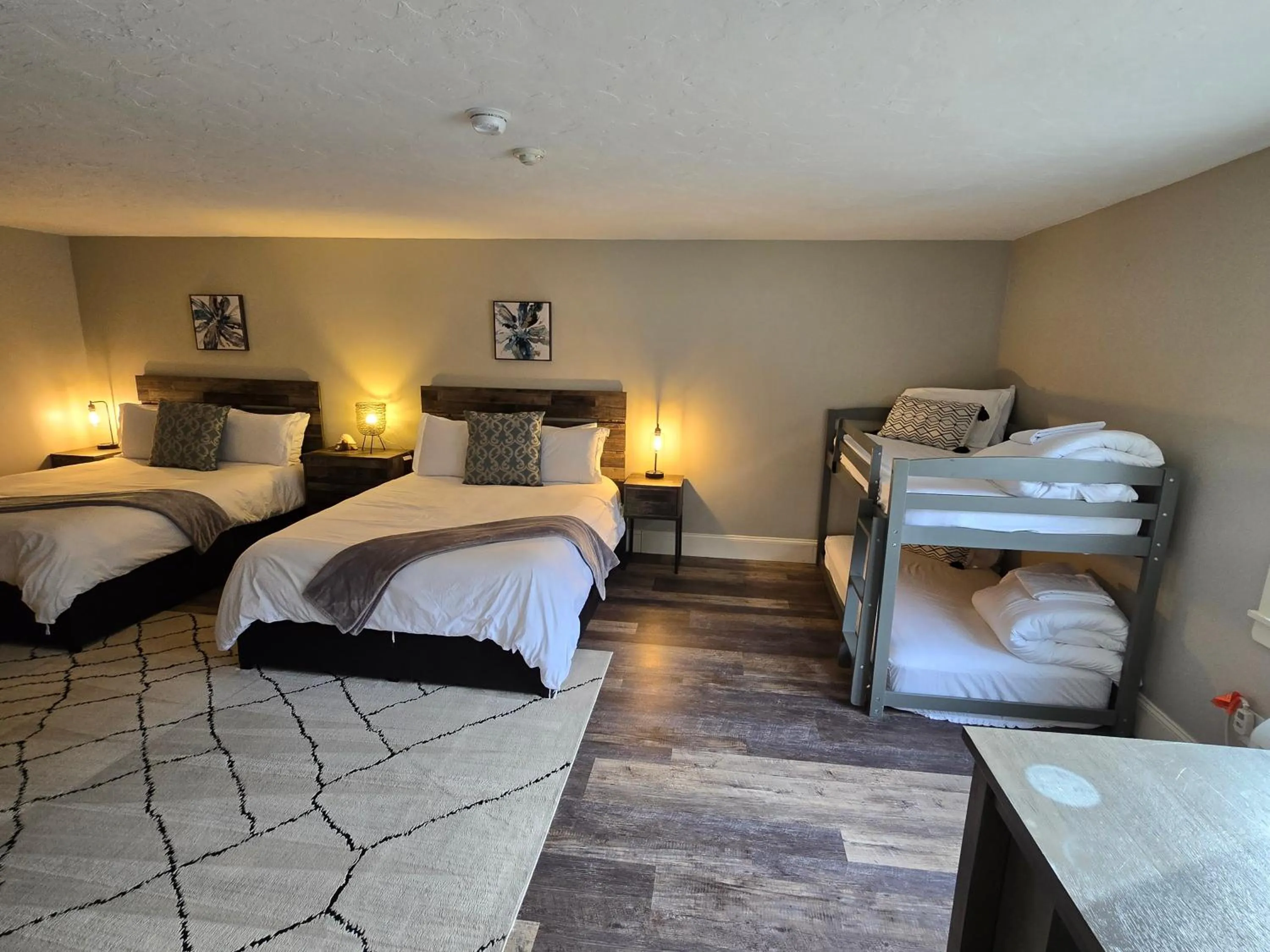 Photo of the whole room, Bed in Gunstock Inn & Suites