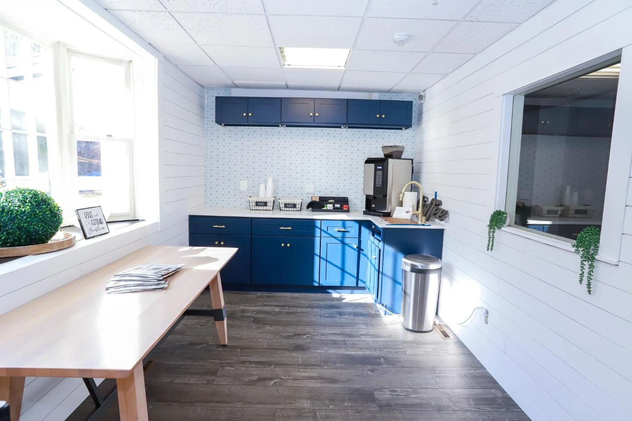 Coffee/tea facilities in Gunstock Inn & Suites