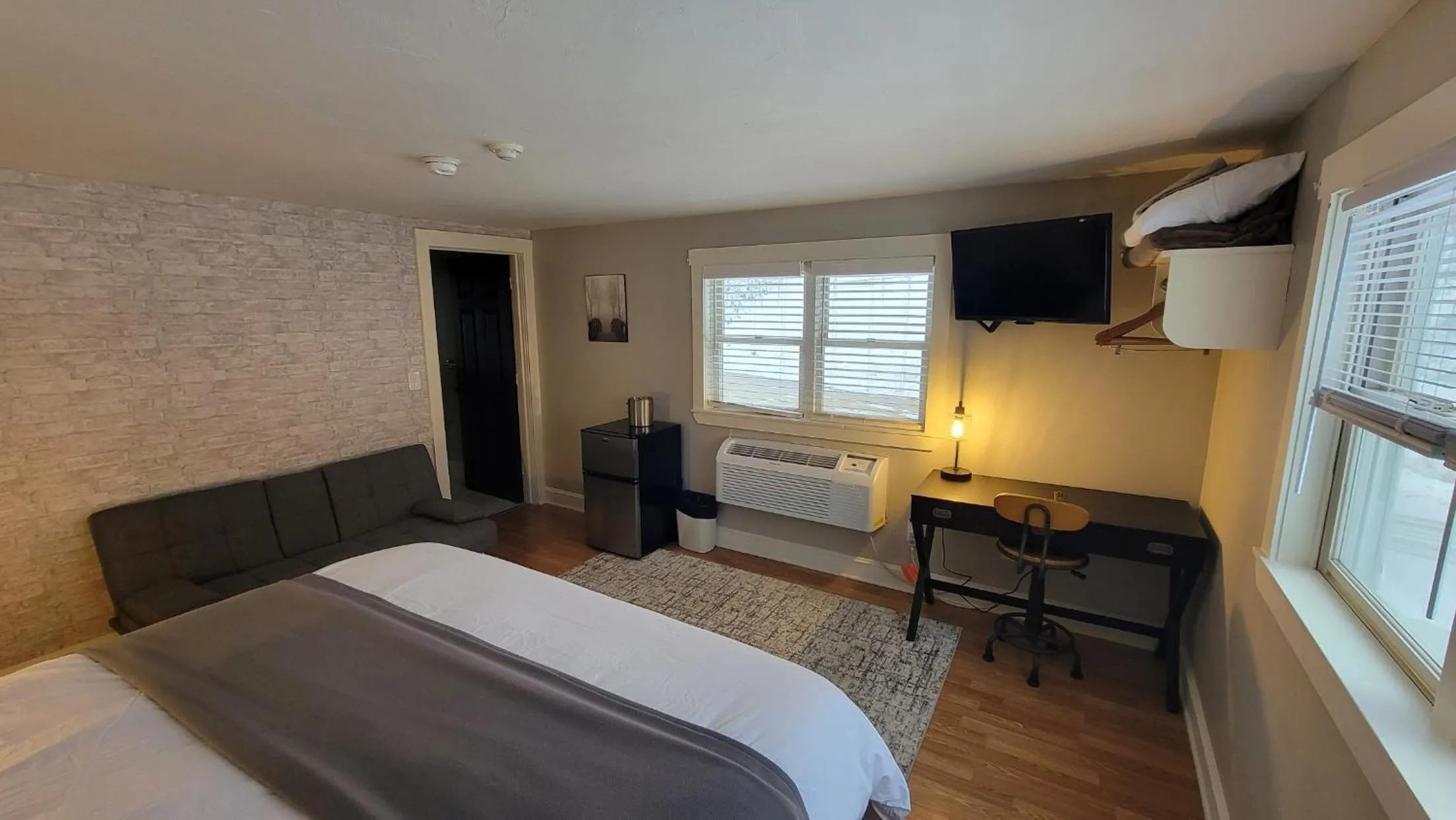 TV and multimedia, Bed in Gunstock Inn & Suites