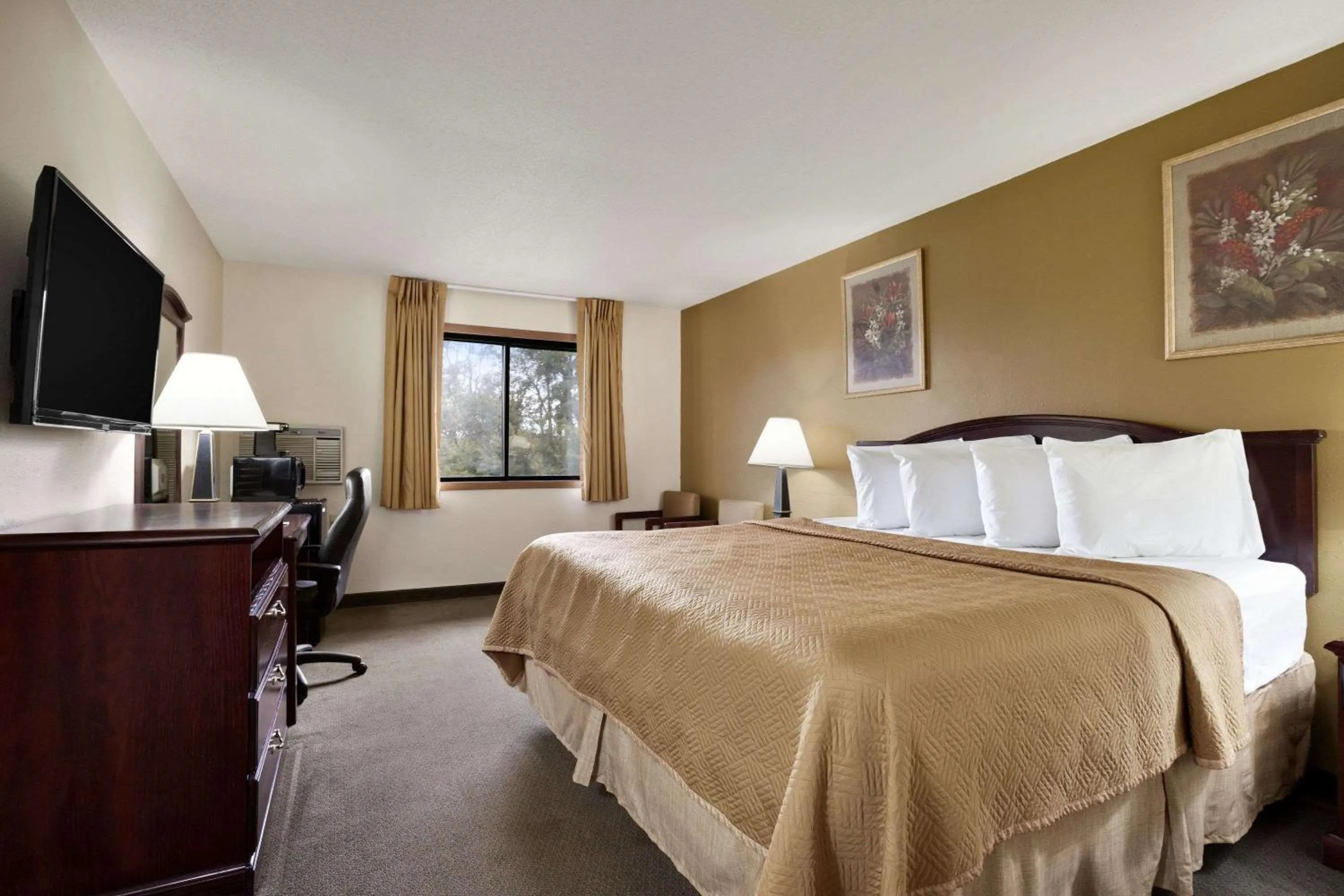 Photo of the whole room, Bed in Travelodge by Wyndham La Porte/Michigan City Area