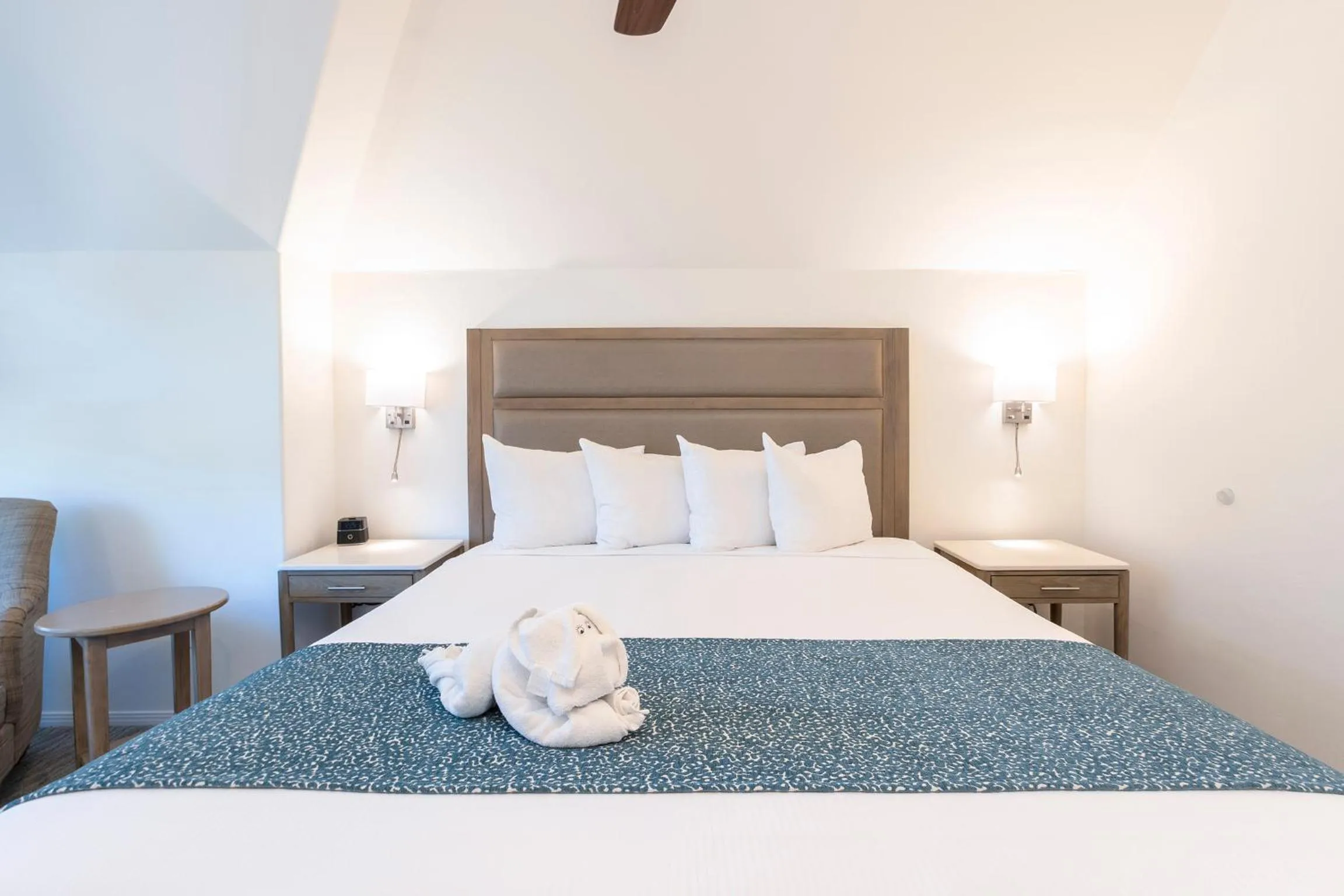 Bedroom, Bed in Wave Crest Resort