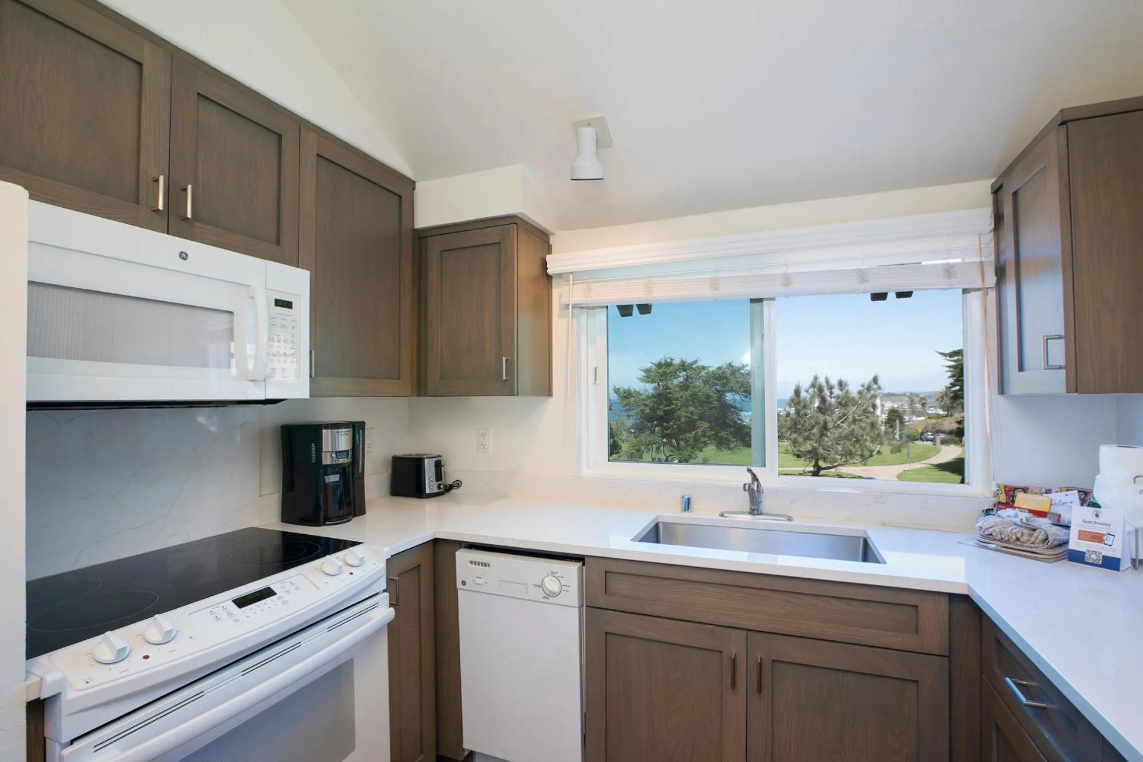 Kitchen or kitchenette in Wave Crest Resort