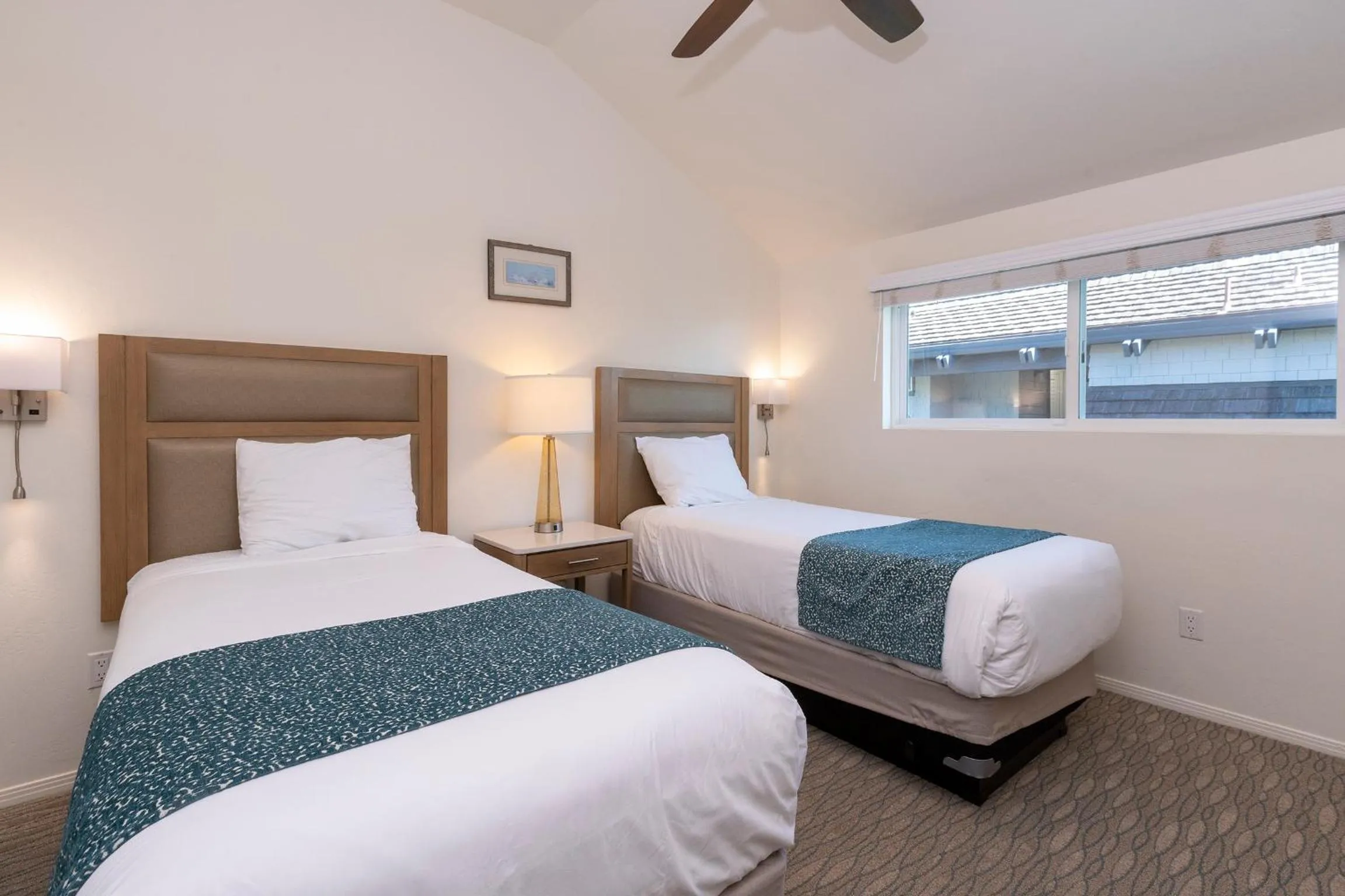 Bedroom, Bed in Wave Crest Resort