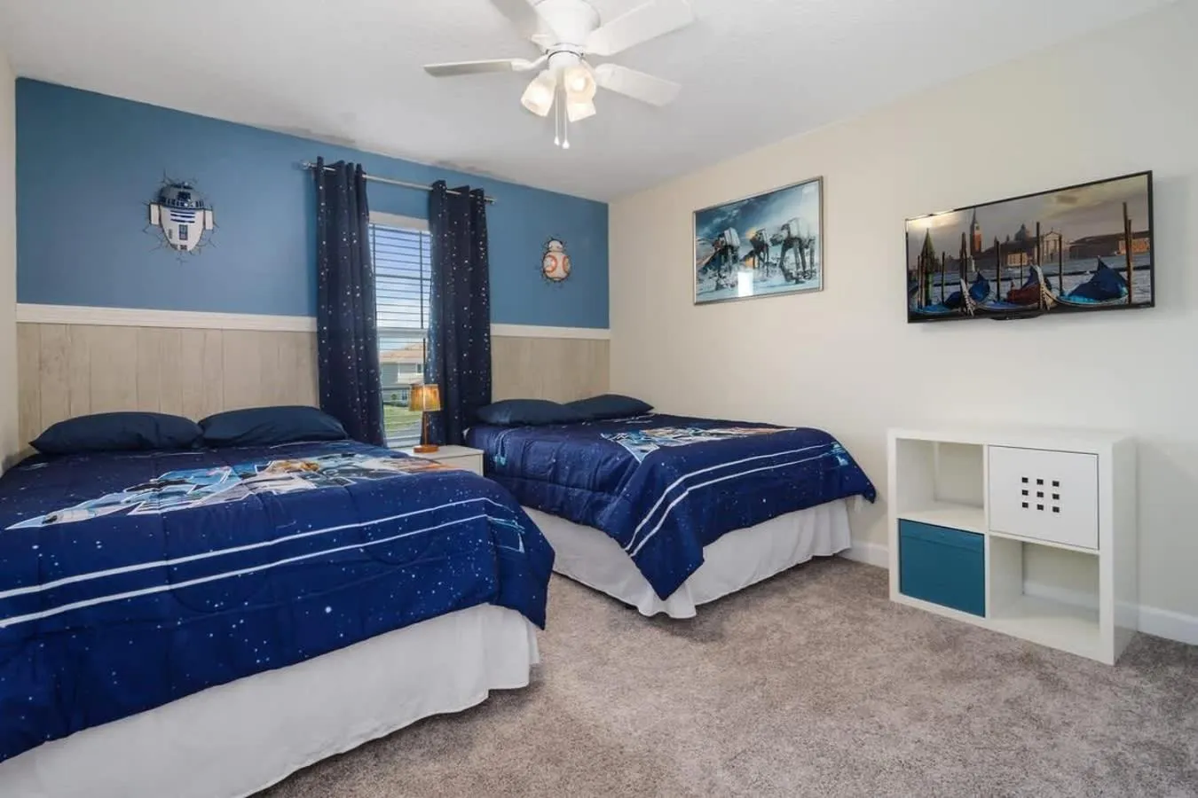 Bed in Four Bedrooms with Screen PoolStoreyLake 4910