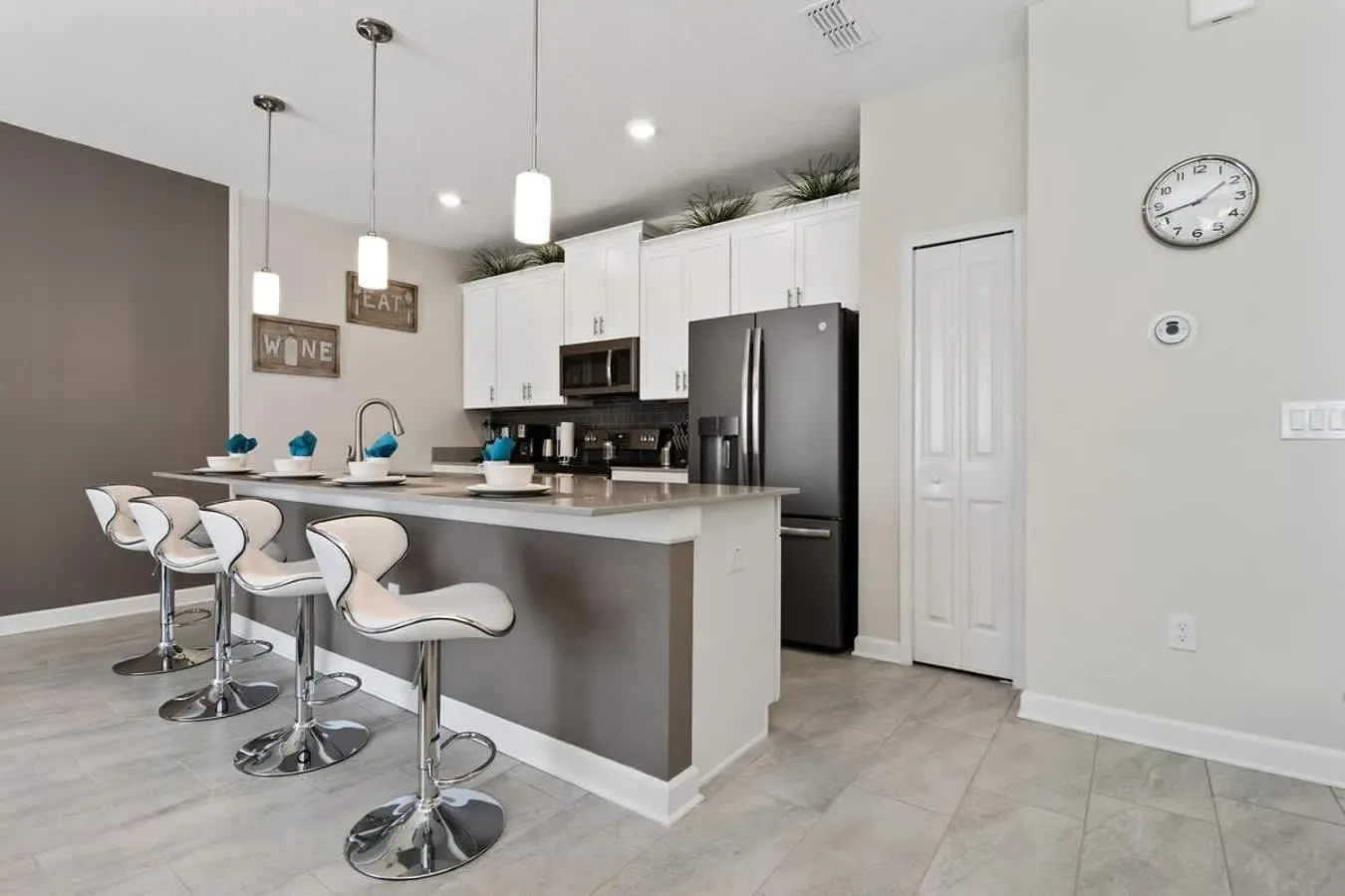 Four Bedrooms with Screen PoolStoreyLake 4910