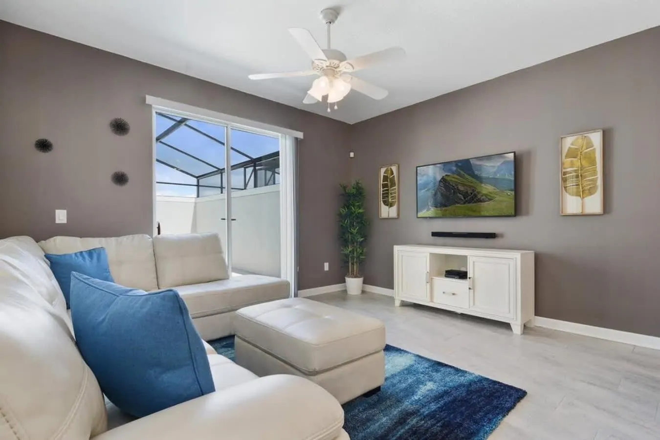 Four Bedrooms with Screen PoolStoreyLake 4910