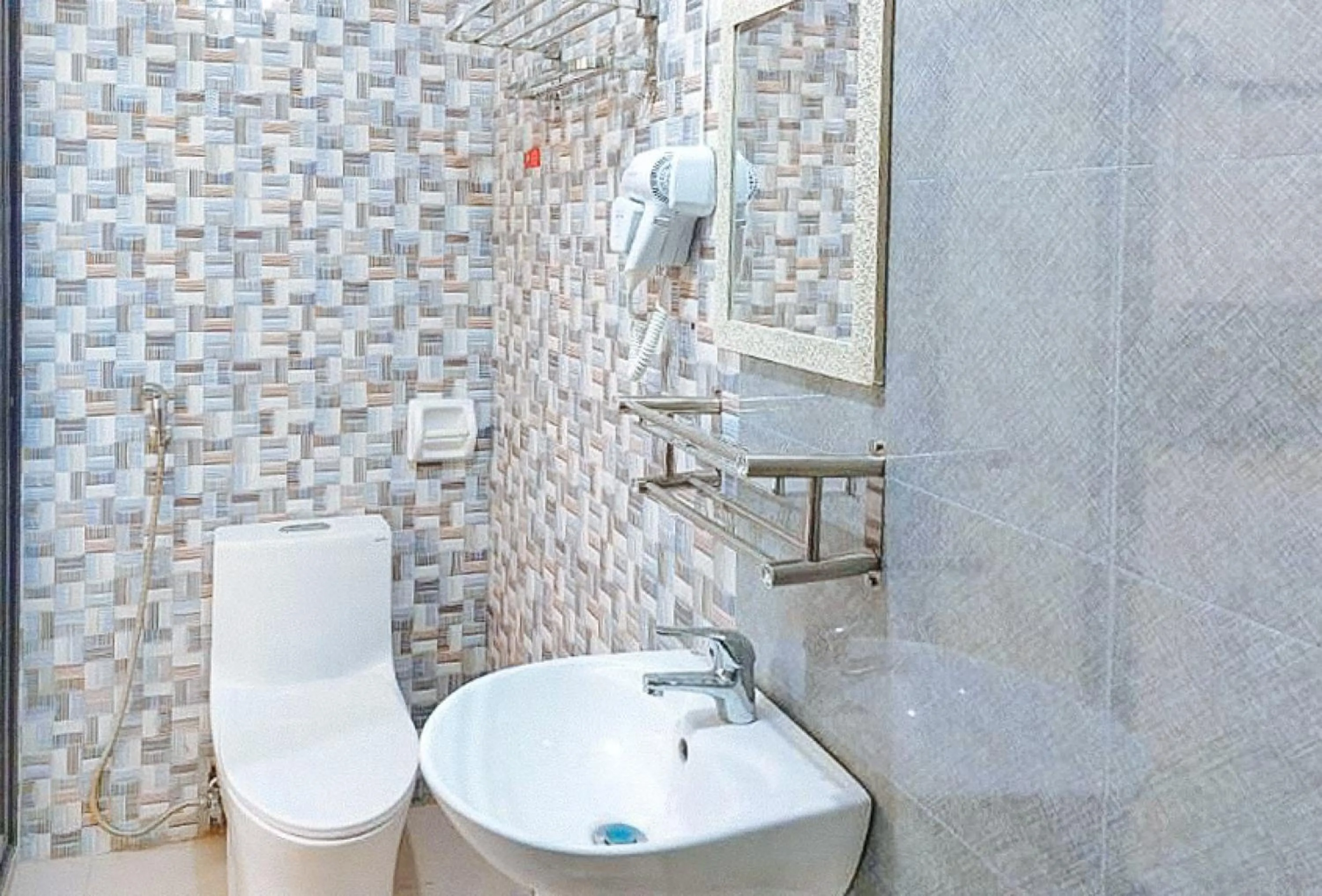 Shower in RedDoorz at San Antonio Binan Laguna