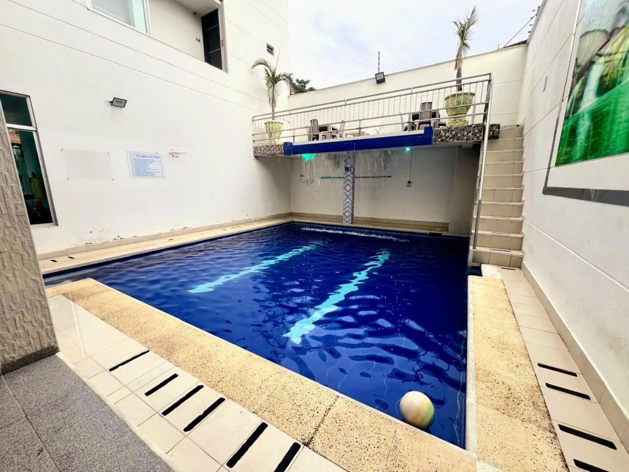 Swimming pool in Hotel Suite Royal