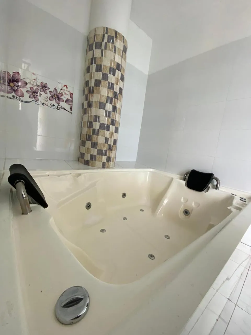 Hot Tub in Hotel Suite Royal