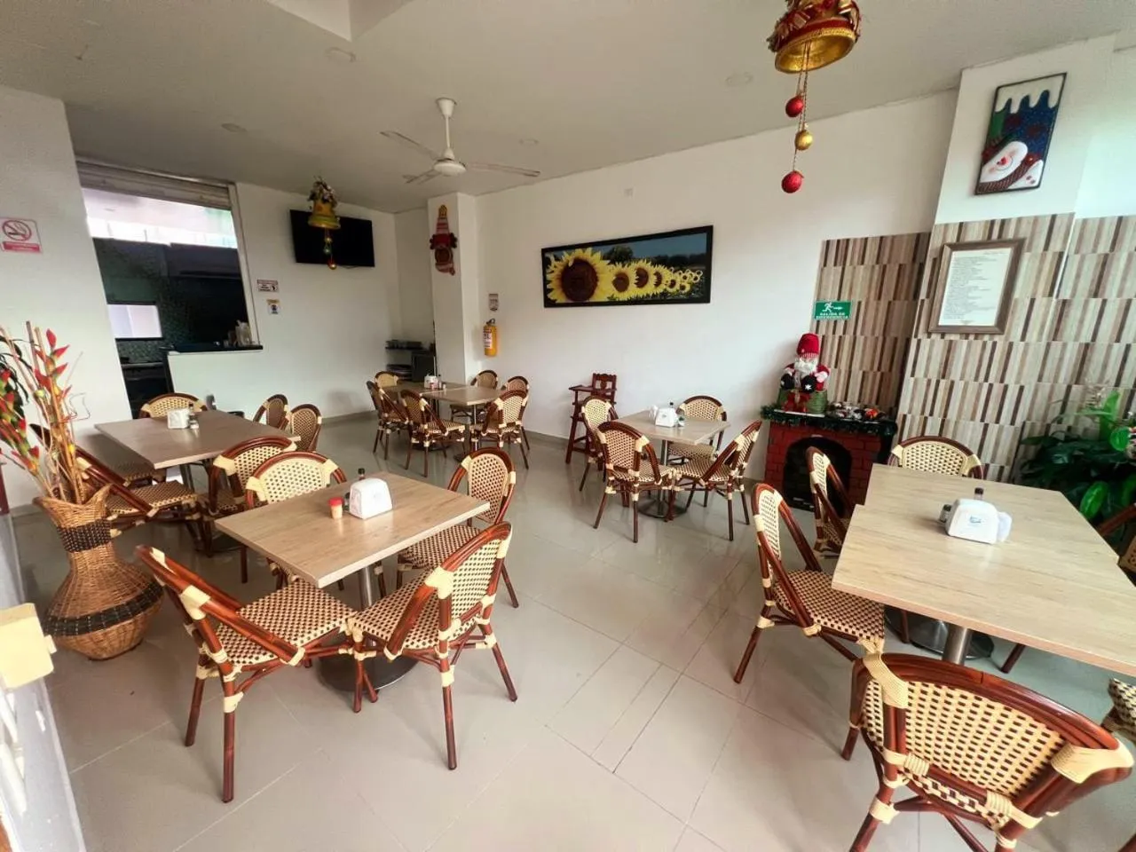 Restaurant/places to eat in Hotel Suite Royal