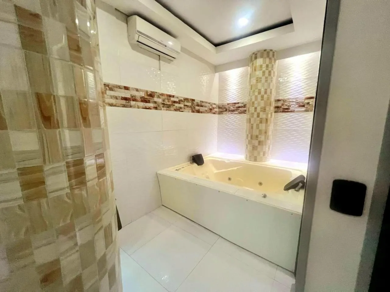 Shower in Hotel Suite Royal