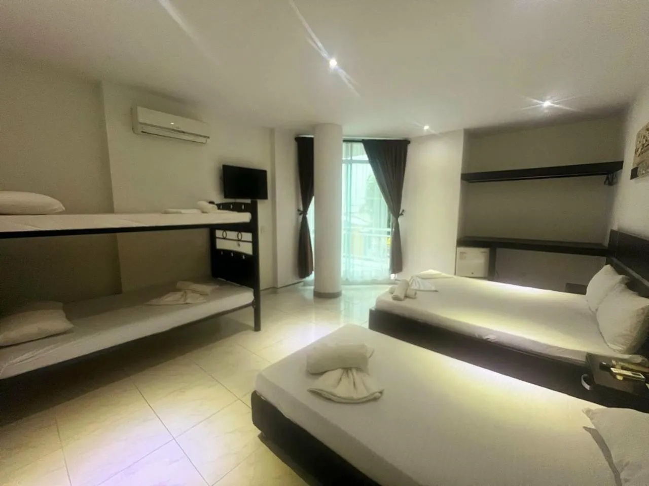 Communal lounge/ TV room, Bed in Hotel Suite Royal