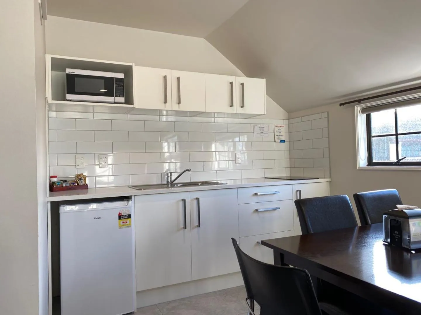 Kitchen or kitchenette in Southern Comfort Motel