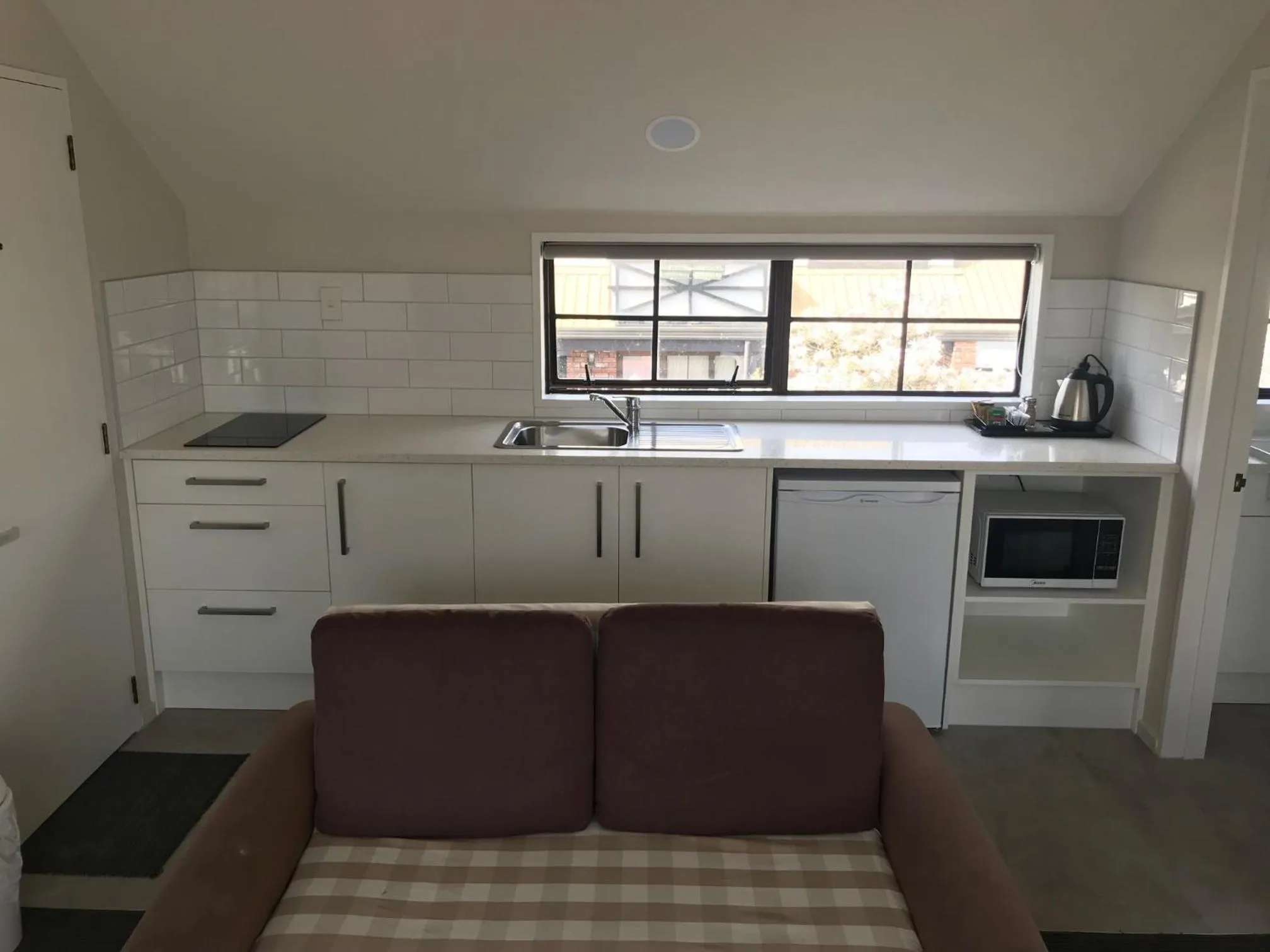 Kitchen or kitchenette in Southern Comfort Motel