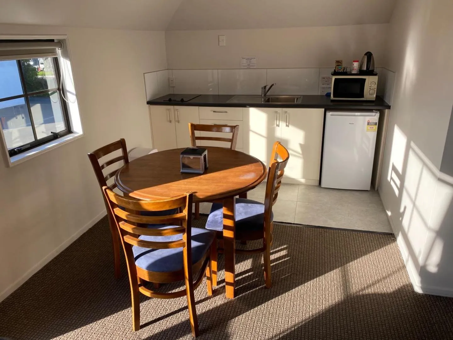 Kitchen or kitchenette in Southern Comfort Motel