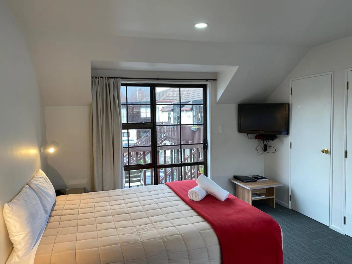 Communal lounge/ TV room, Bed in Southern Comfort Motel