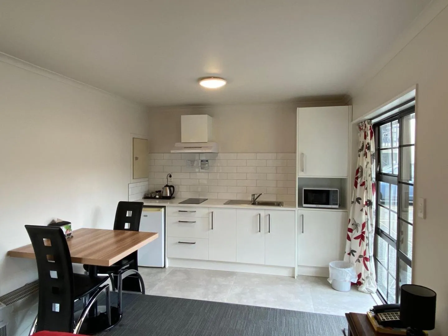 Kitchen or kitchenette in Southern Comfort Motel