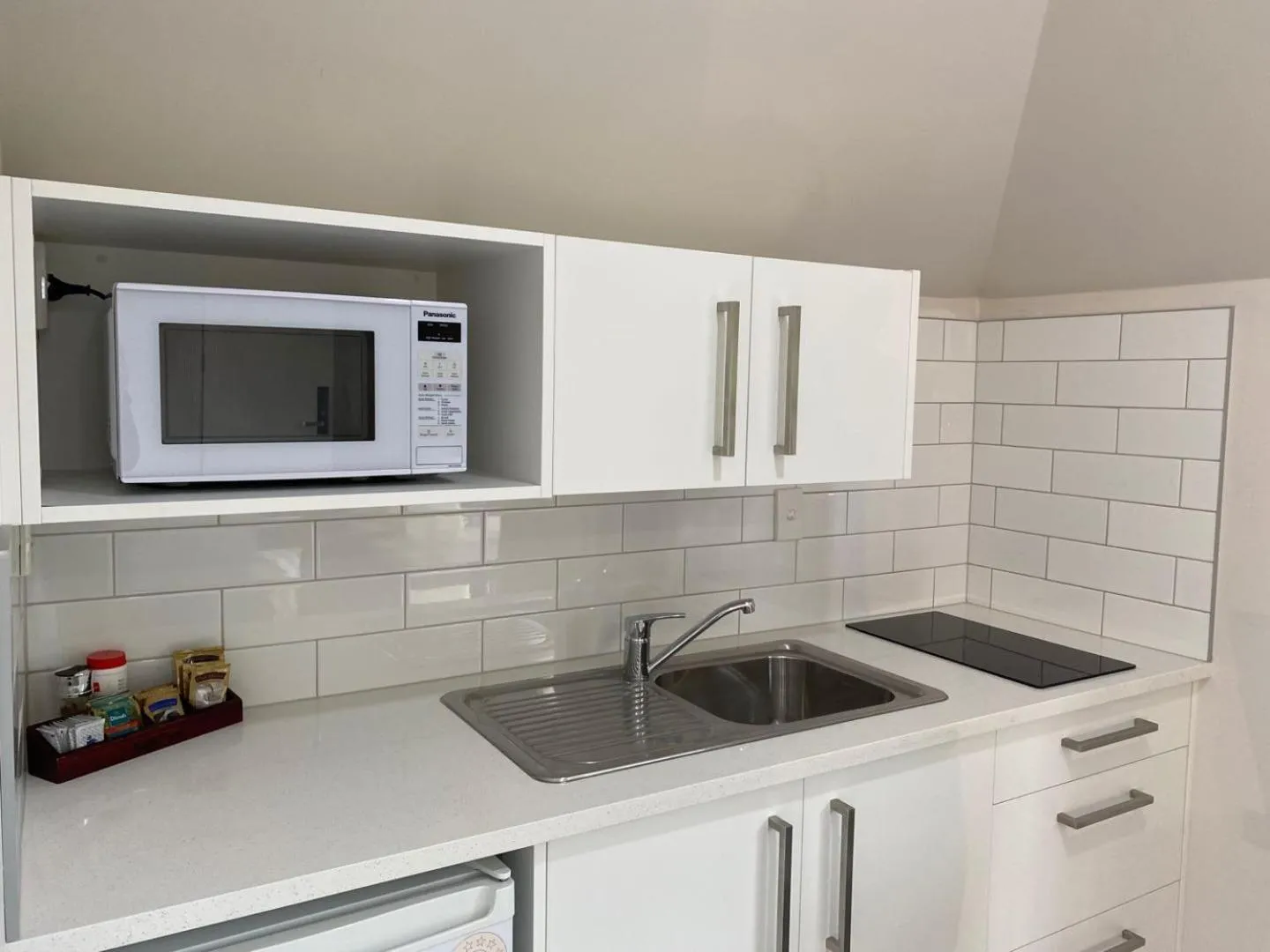 Kitchen or kitchenette in Southern Comfort Motel