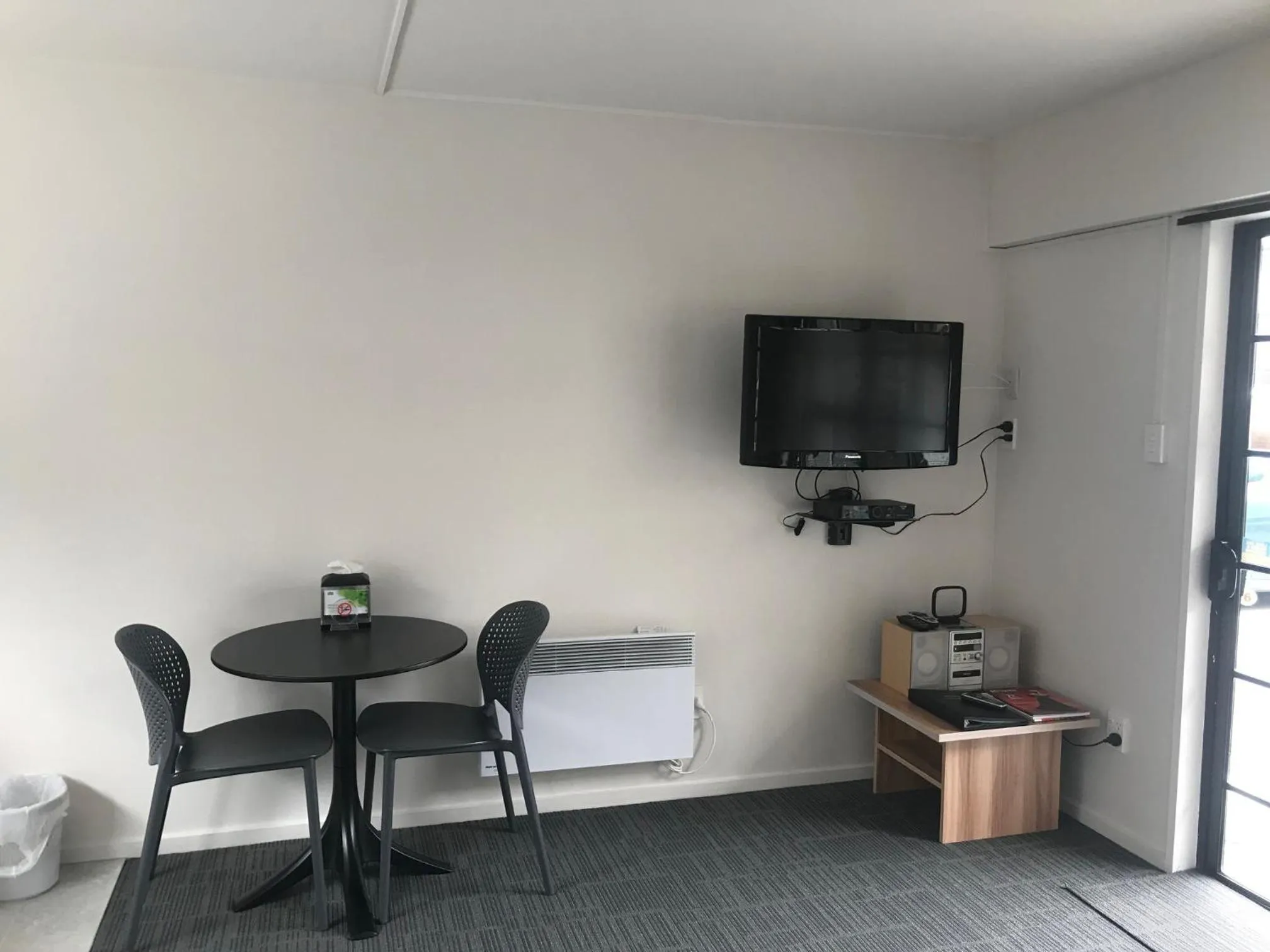 Living room in Southern Comfort Motel