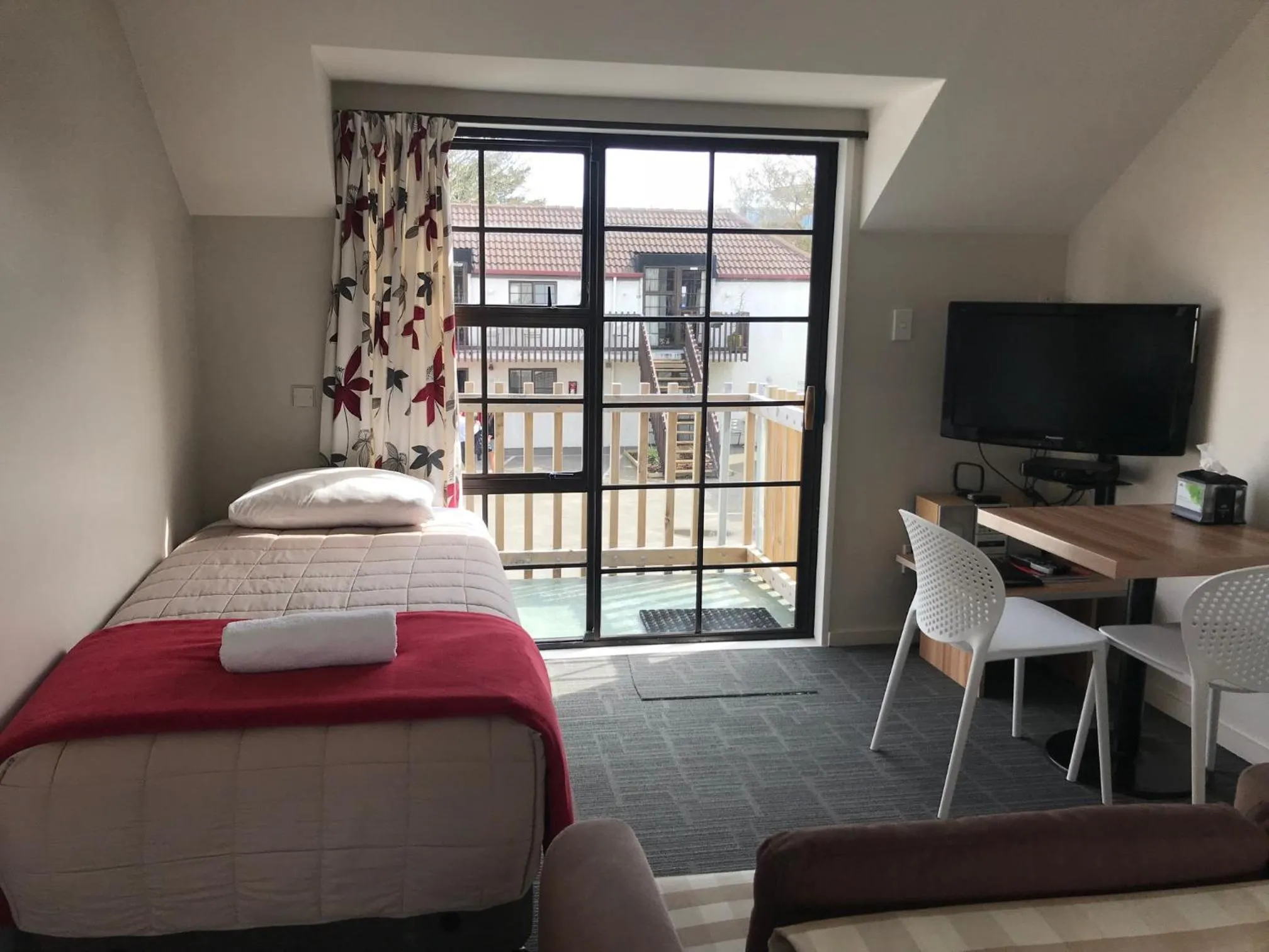 Communal lounge/ TV room, Bed in Southern Comfort Motel