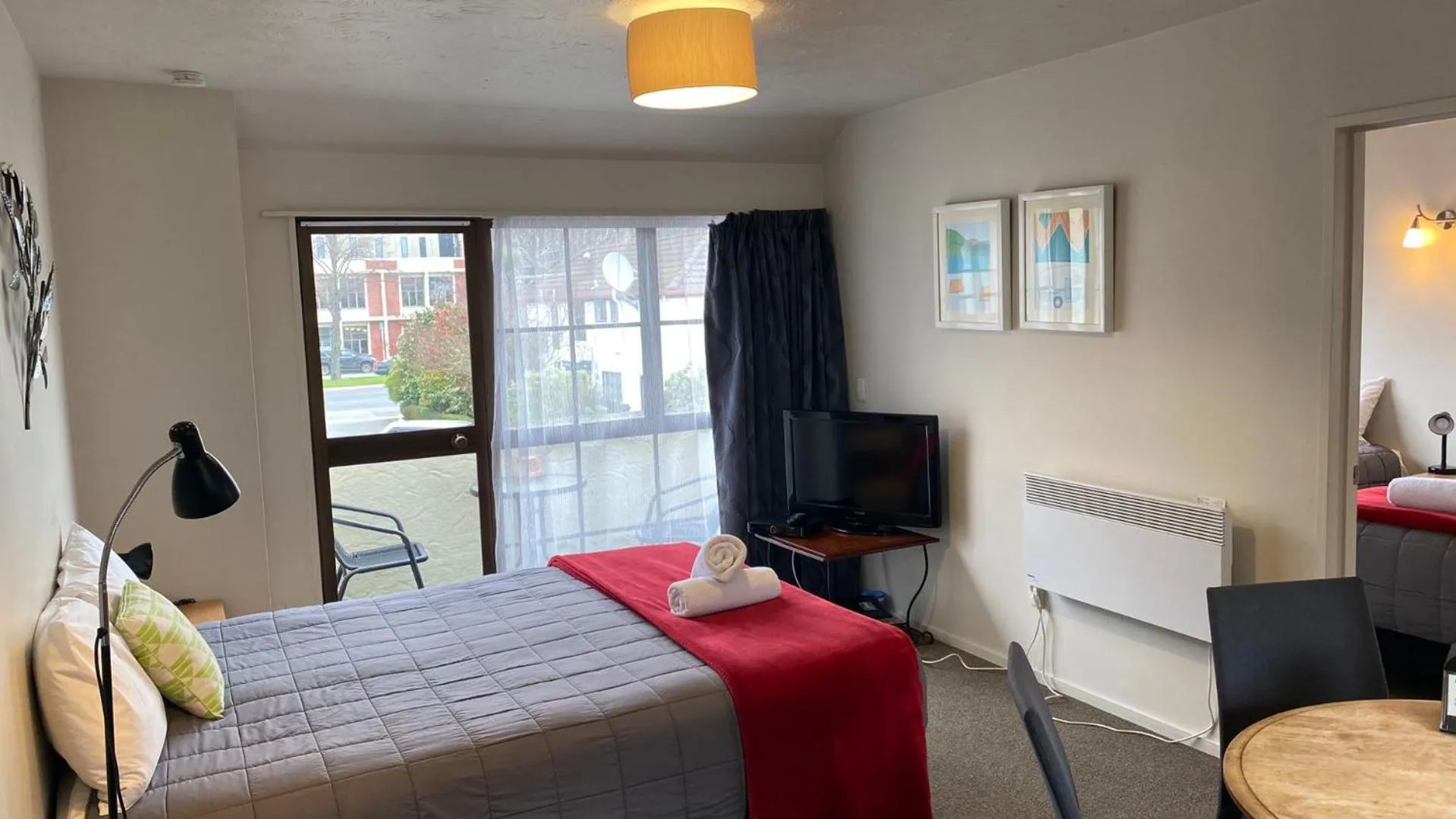 Communal lounge/ TV room, Bed in Southern Comfort Motel