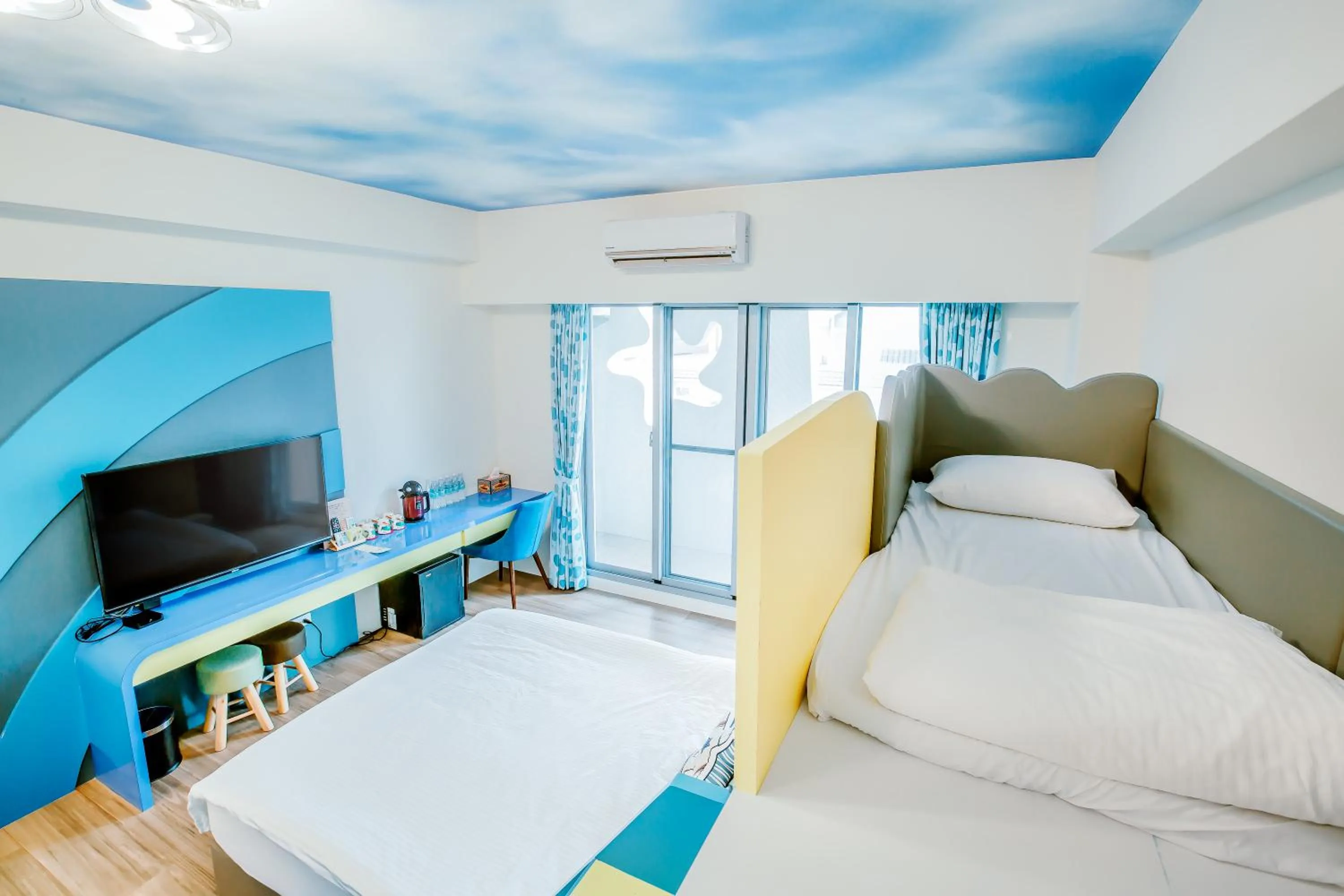 Decorative detail, Bed in Party of the Ocean B&B