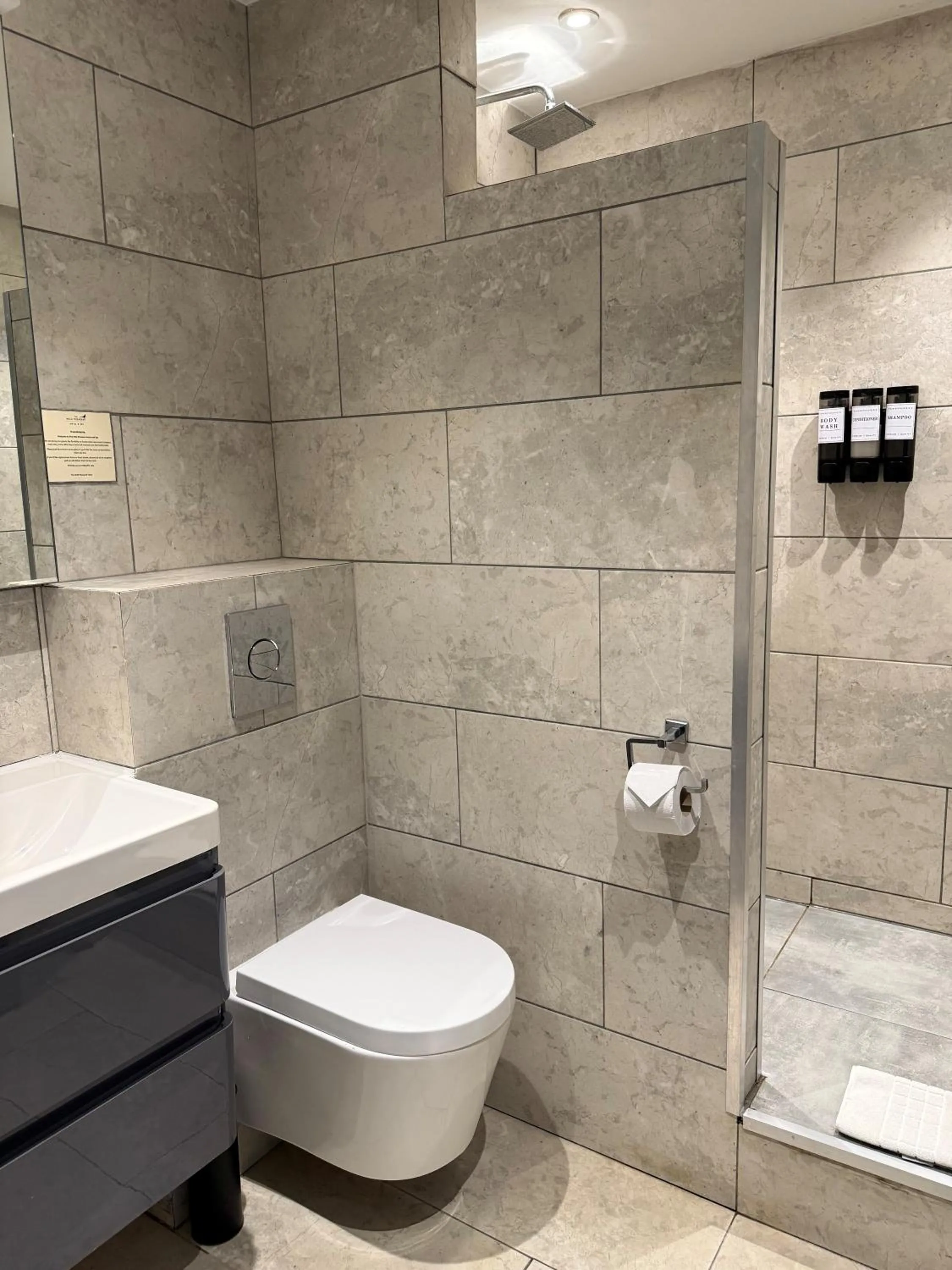 Shower in Wild Pheasant Hotel & Spa