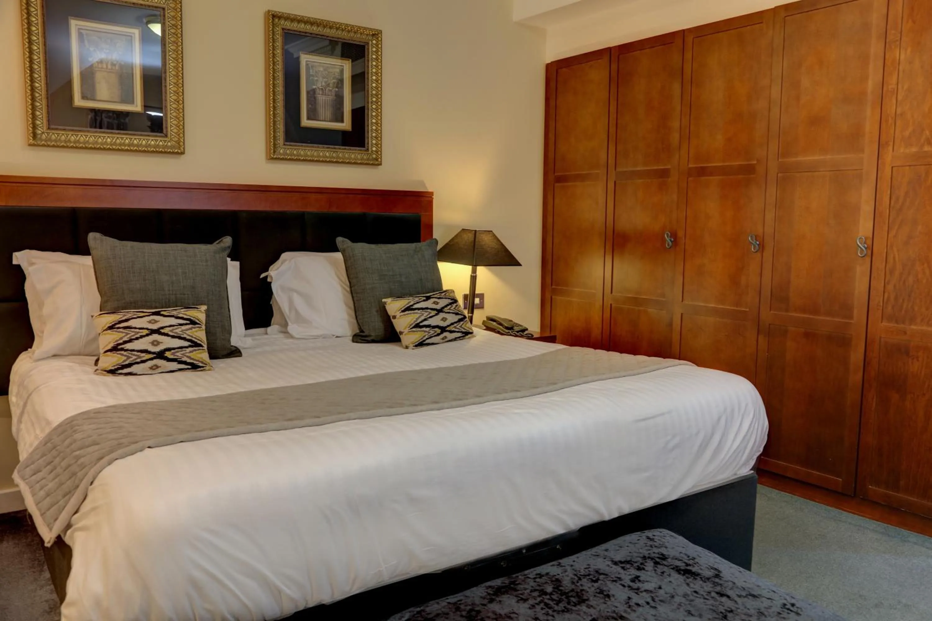 Bed in Wild Pheasant Hotel & Spa