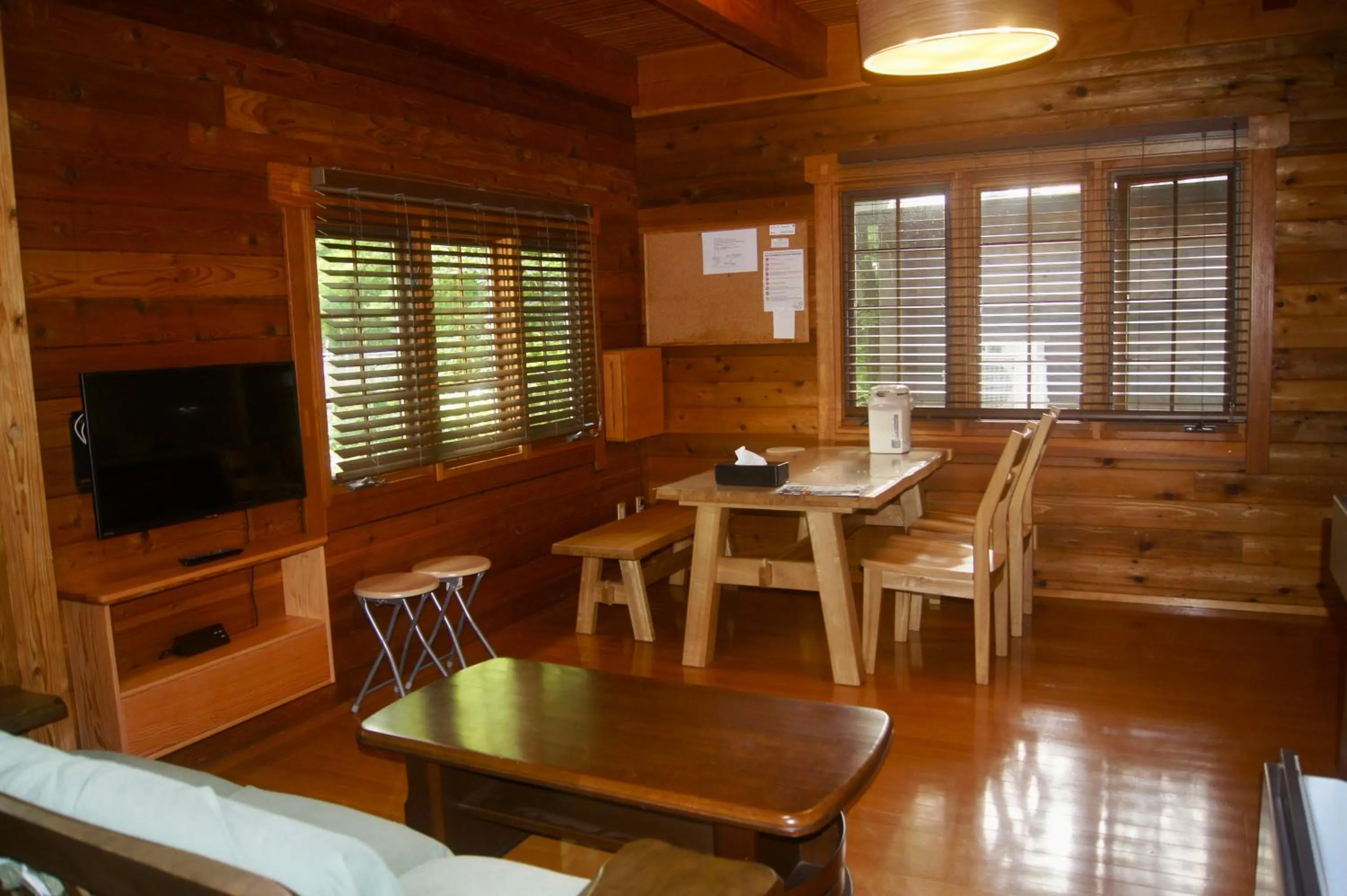 Communal lounge/ TV room in Hakuba Brownie Cottages