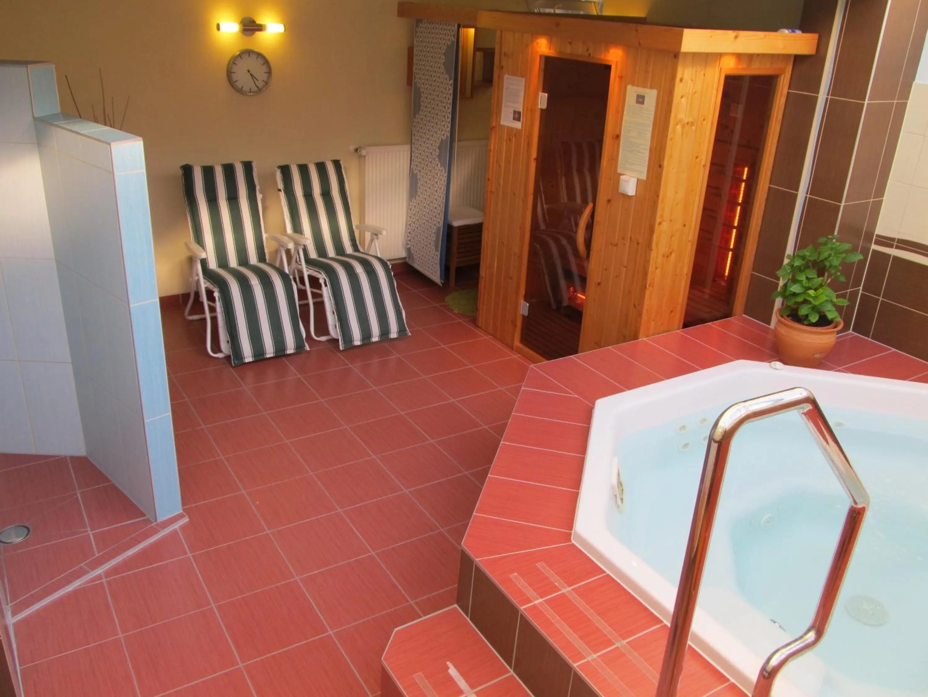 Swimming pool, Bed in Anett Villa