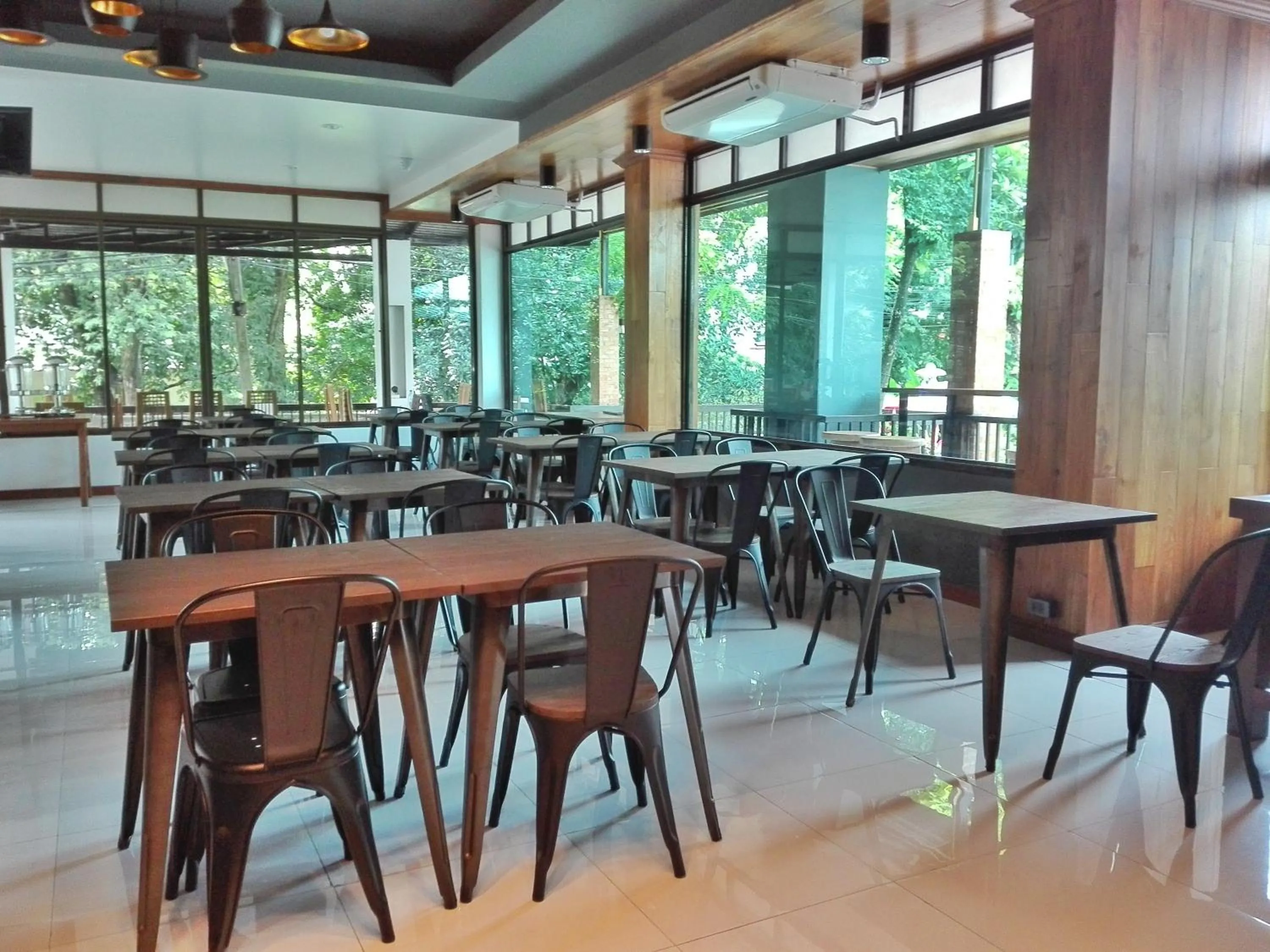 Restaurant/places to eat in S48 Hotel